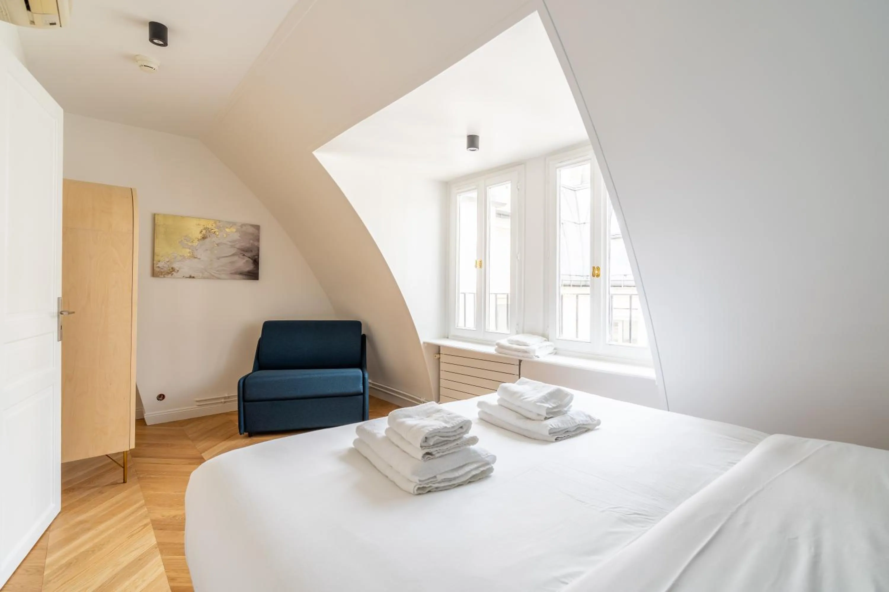 Bed in HotelHome Paris 16