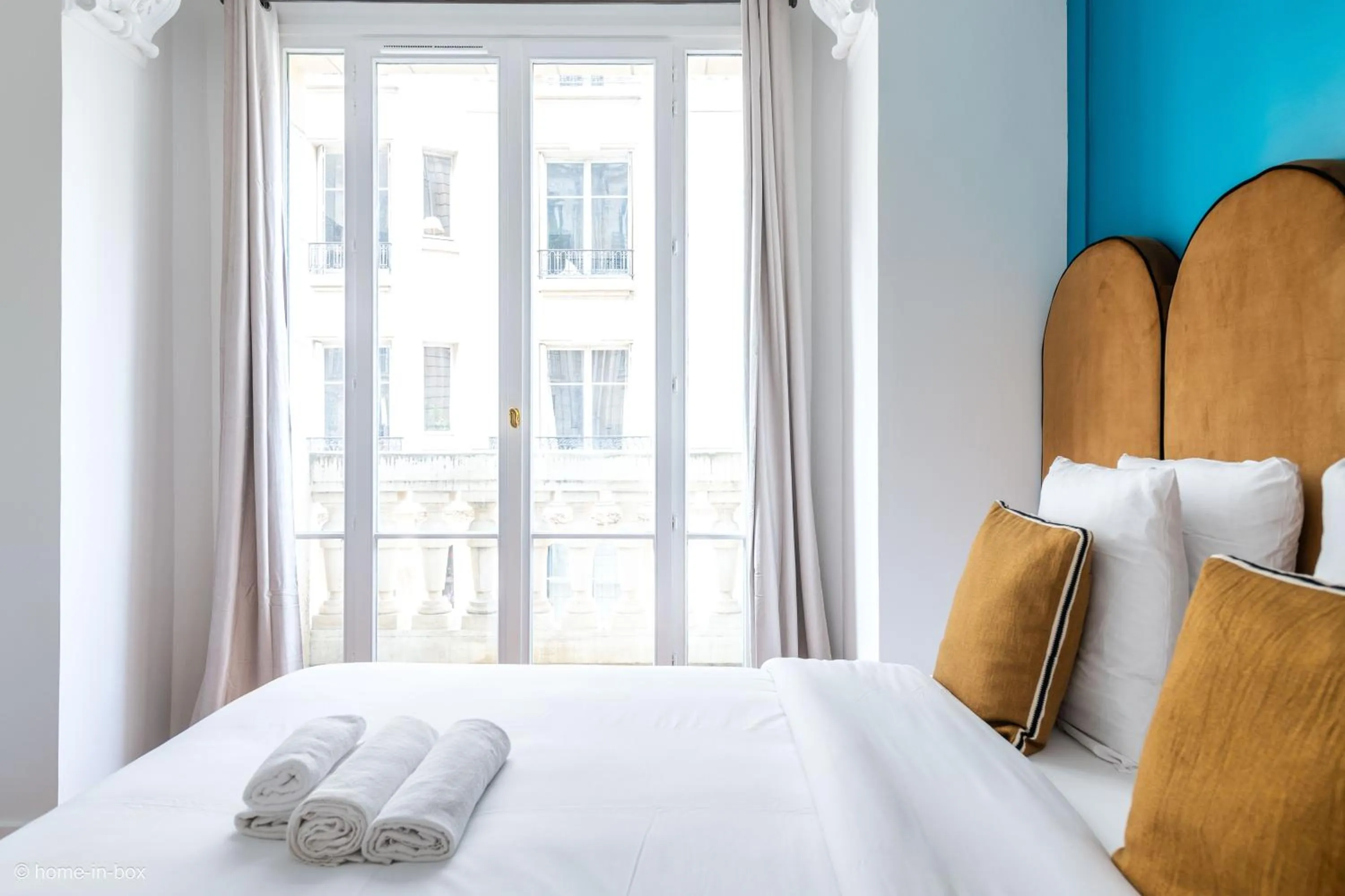 Bed in HotelHome Paris 16