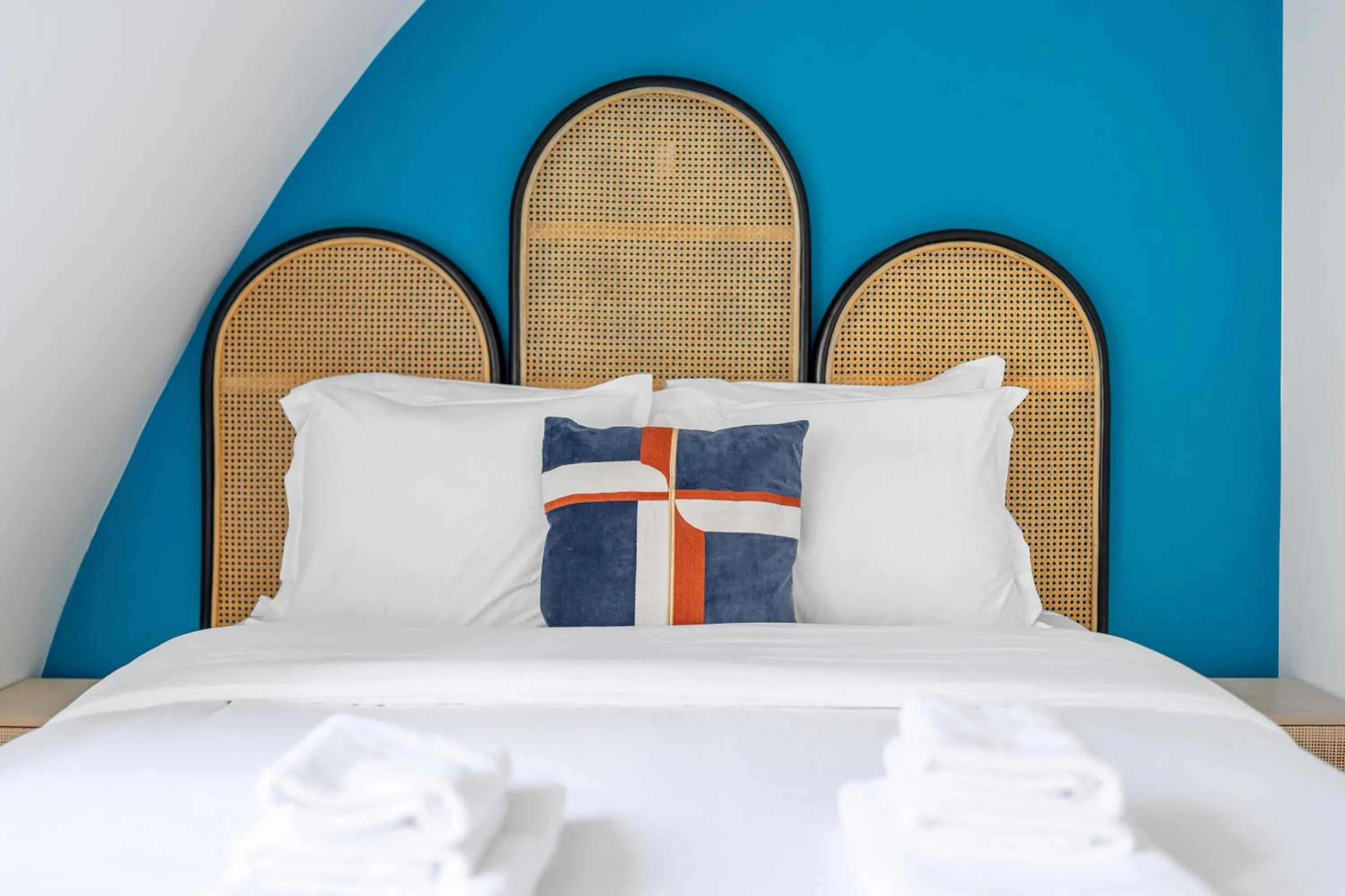 Bed in HotelHome Paris 16