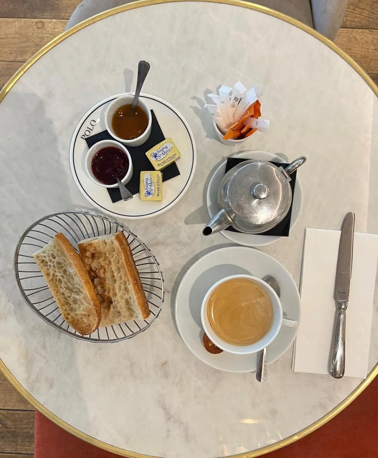 Food and drinks in HotelHome Paris 16