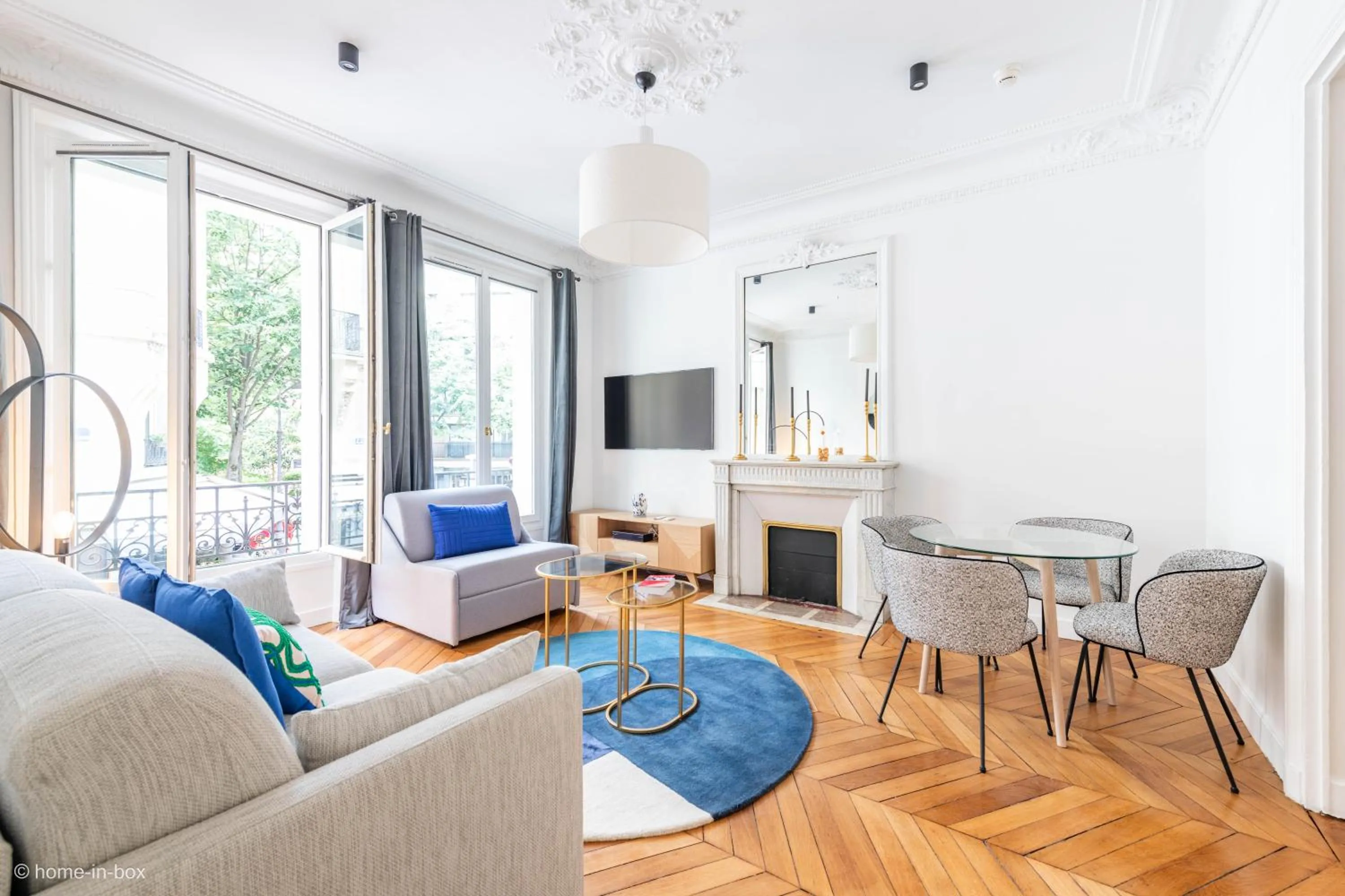 Bed in HotelHome Paris 16