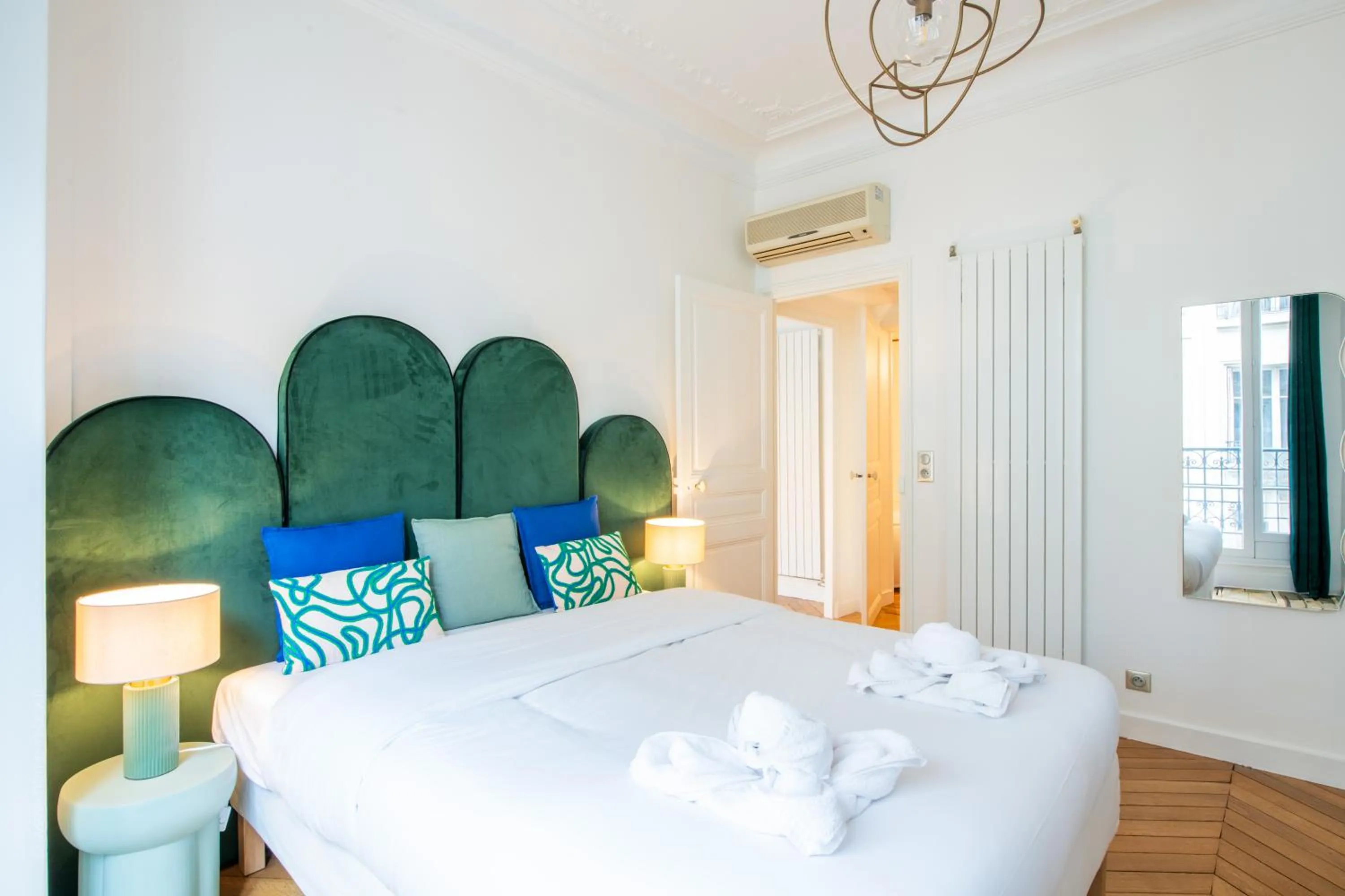 Bed in HotelHome Paris 16