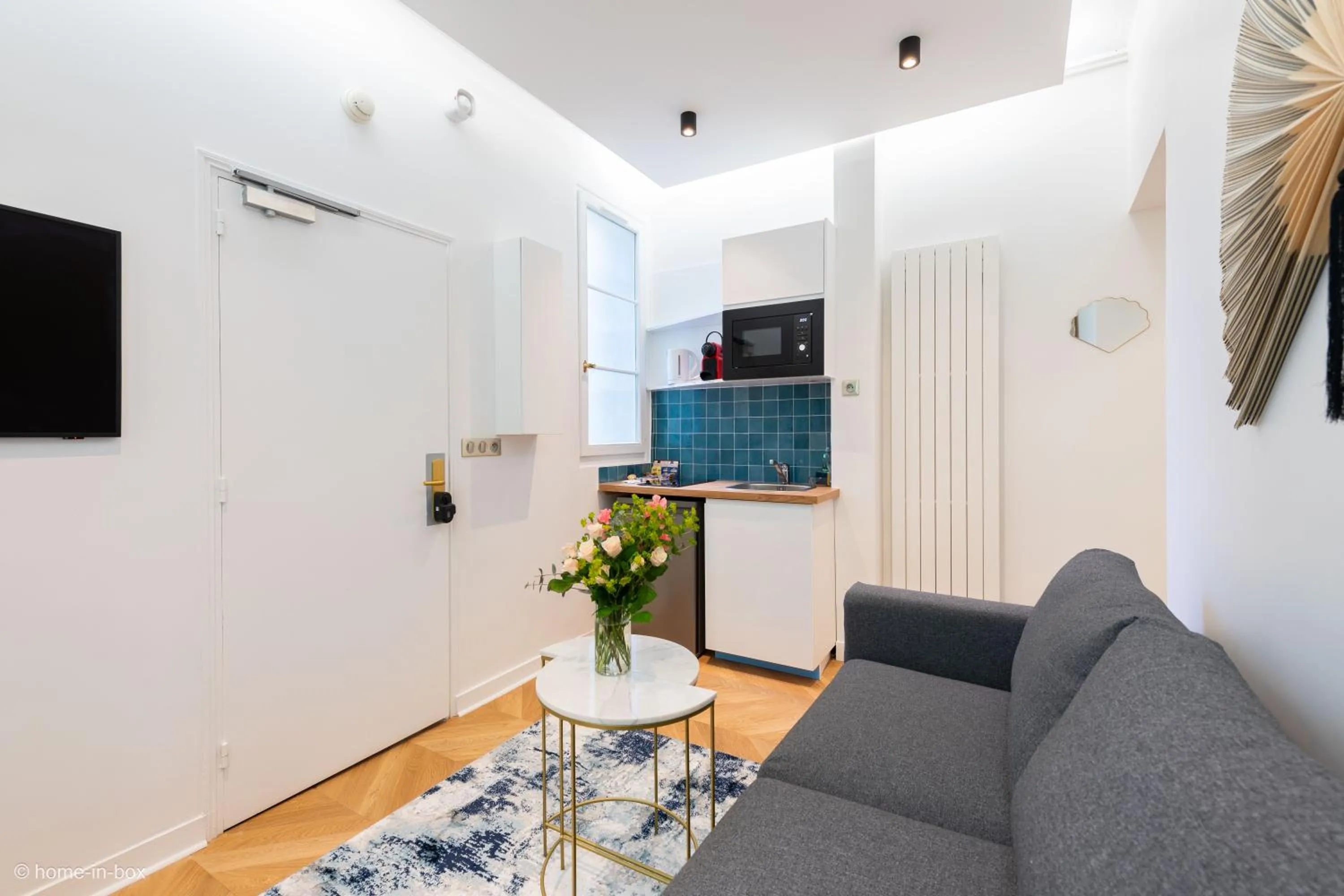 Communal lounge/ TV room in HotelHome Paris 16