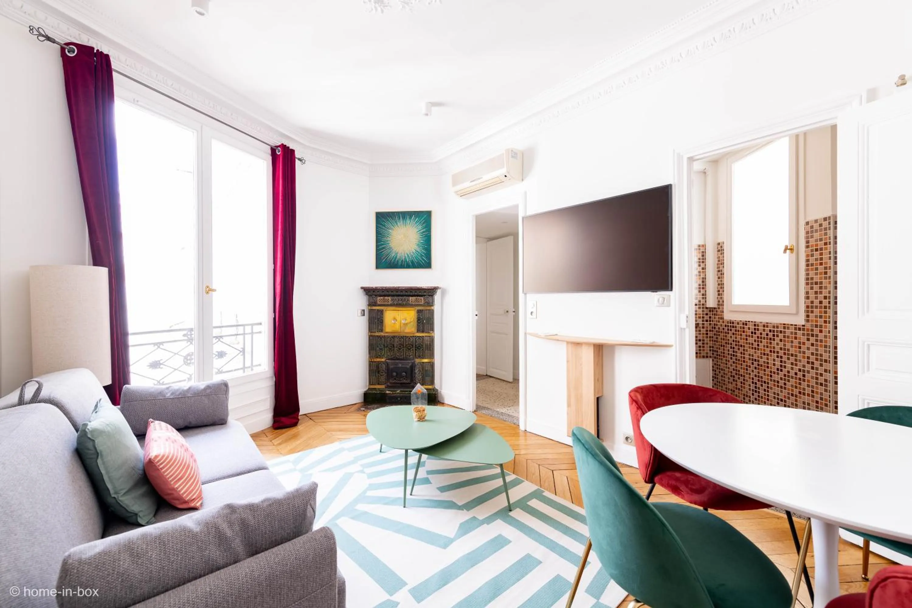Communal lounge/ TV room in HotelHome Paris 16