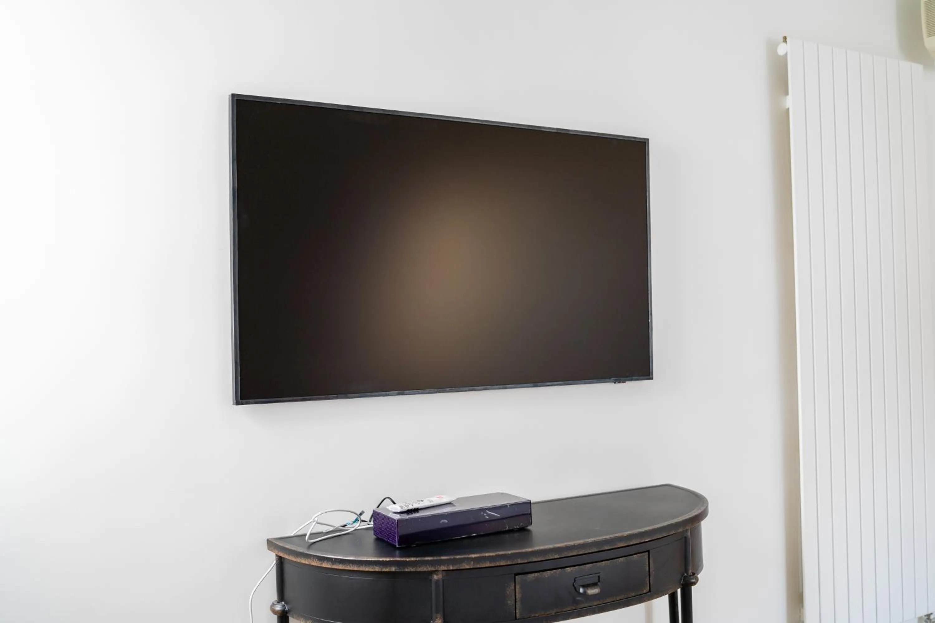 TV and multimedia in HotelHome Paris 16