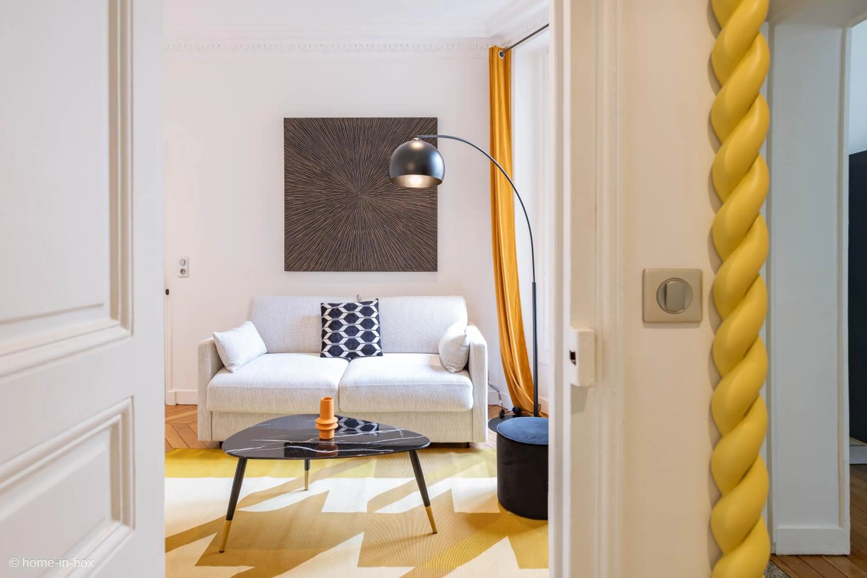 Living room, Bed in HotelHome Paris 16