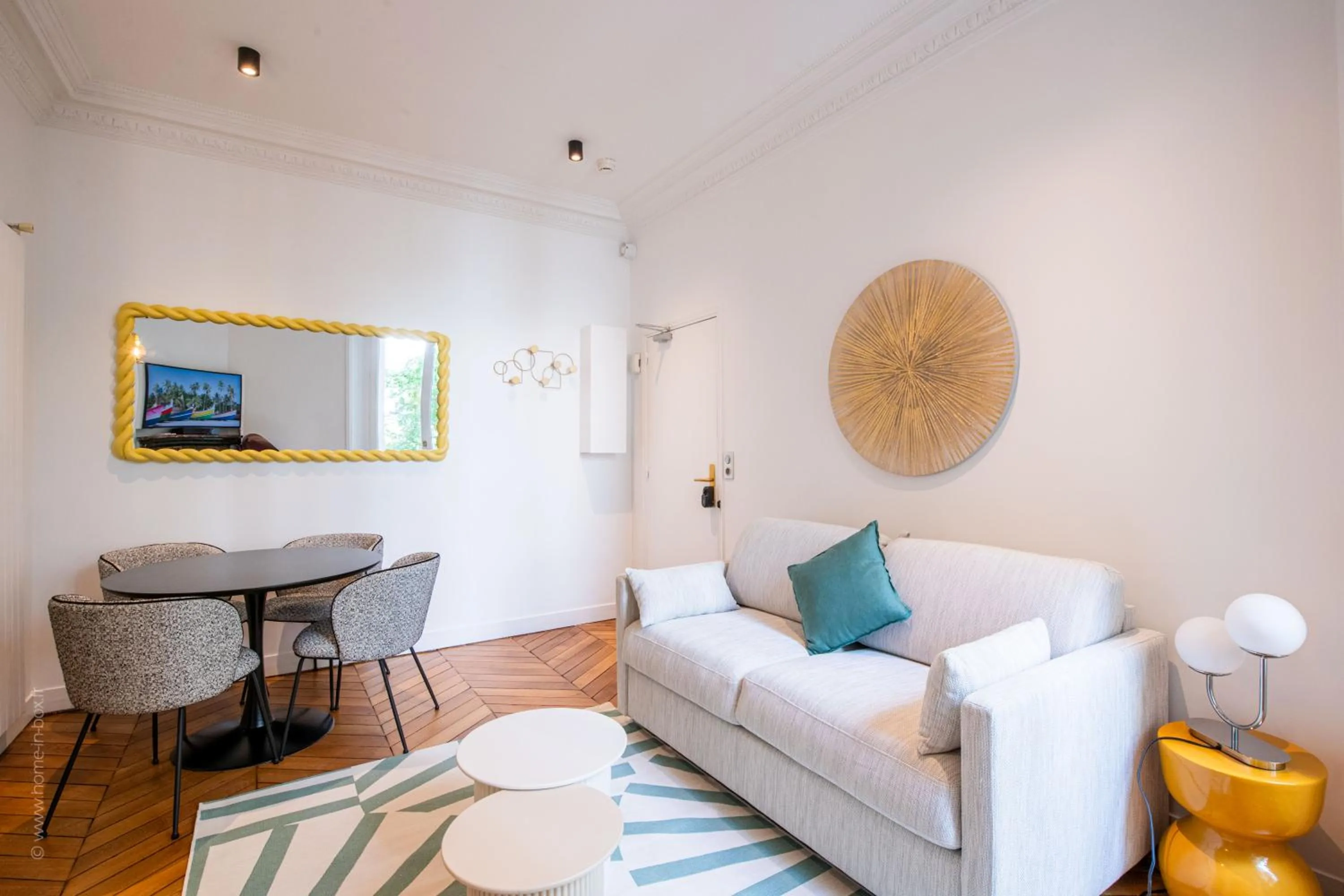 Seating area in HotelHome Paris 16