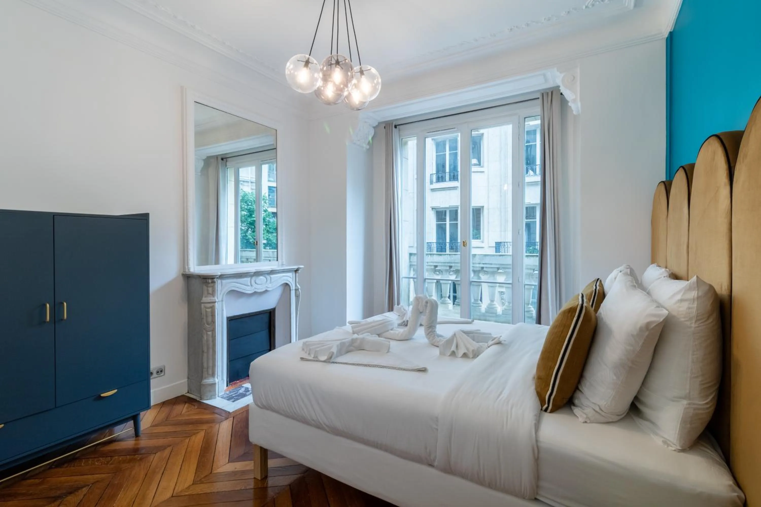 Bed in HotelHome Paris 16