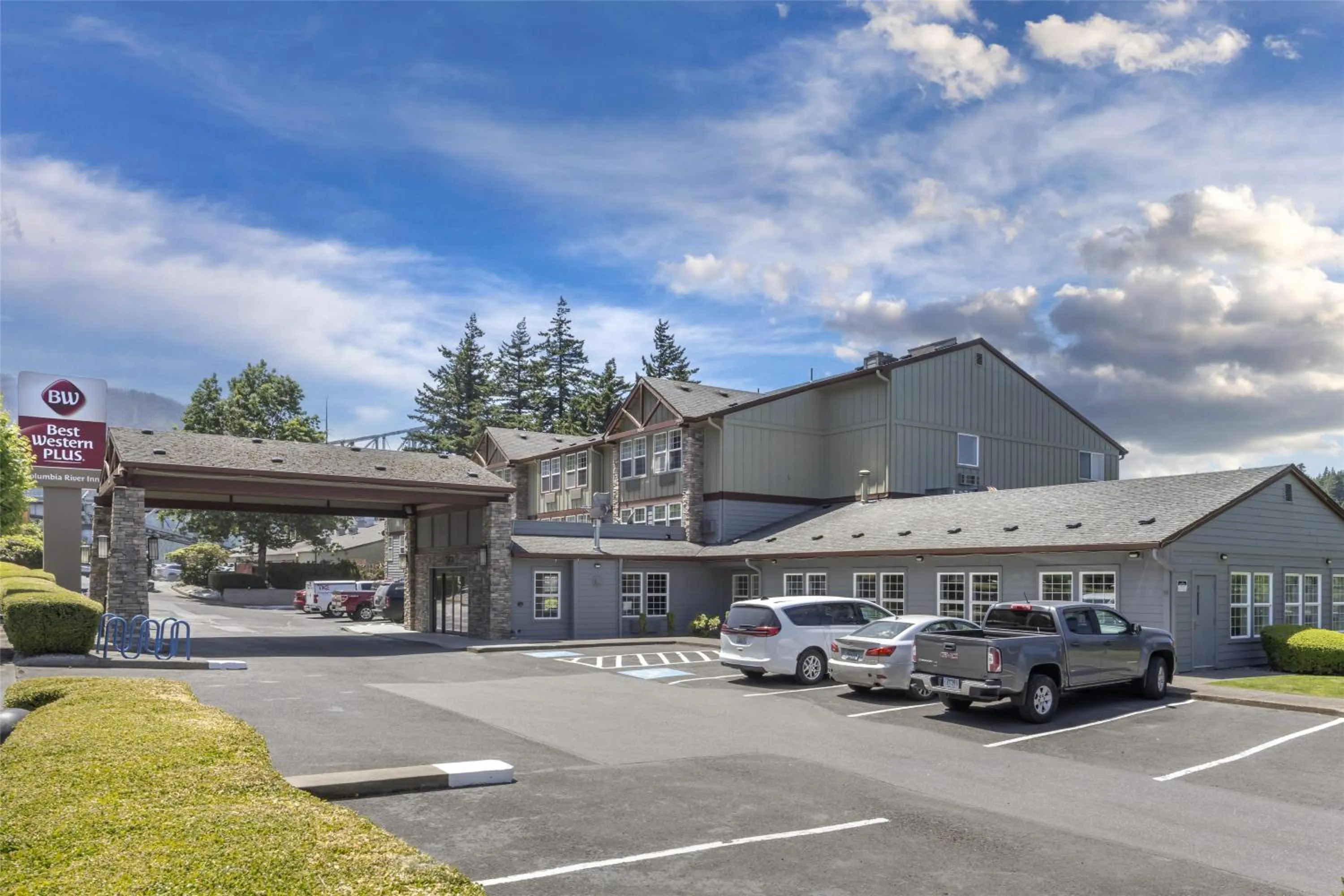 Property building in Best Western Plus Columbia River Inn