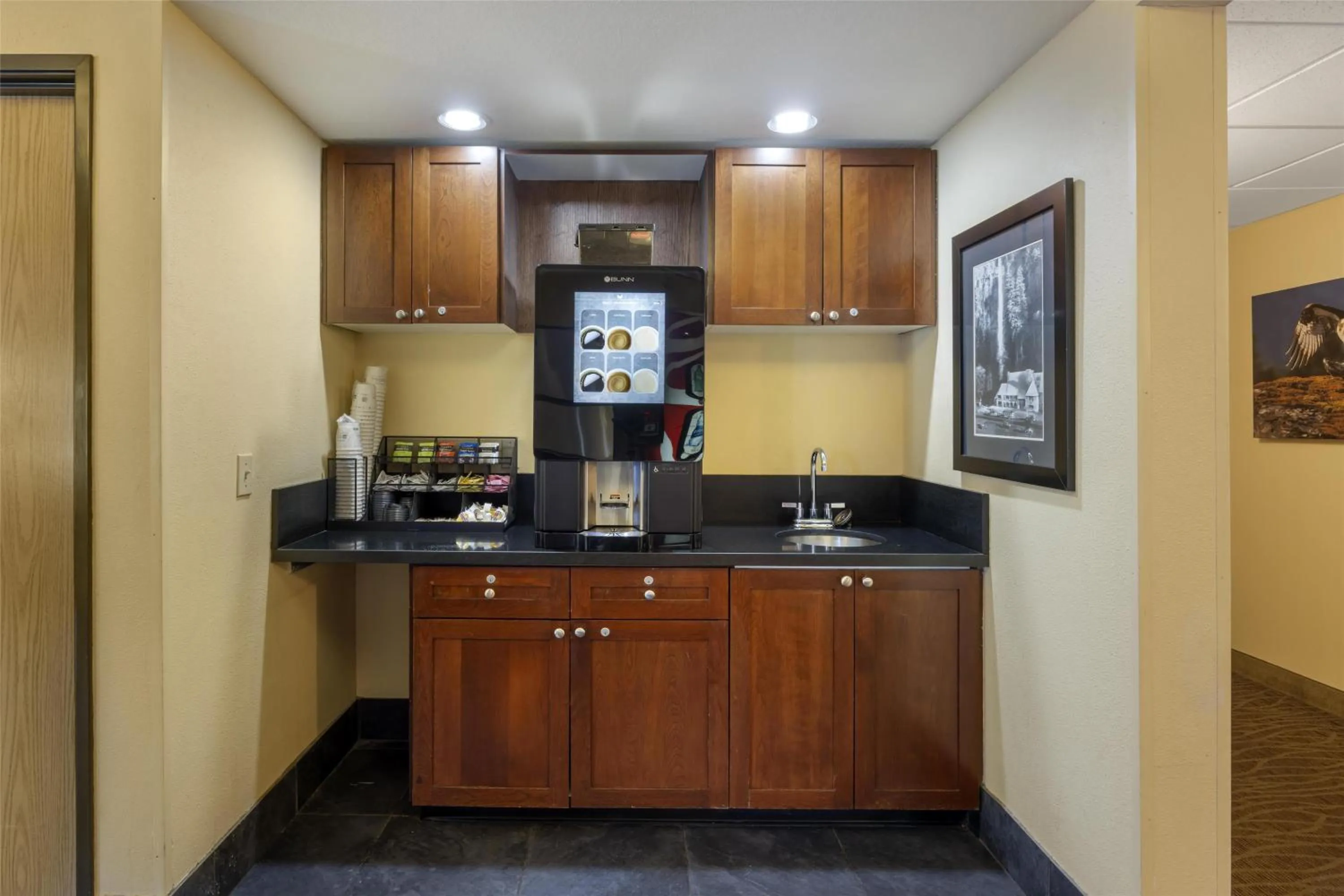 Property building in Best Western Plus Columbia River Inn