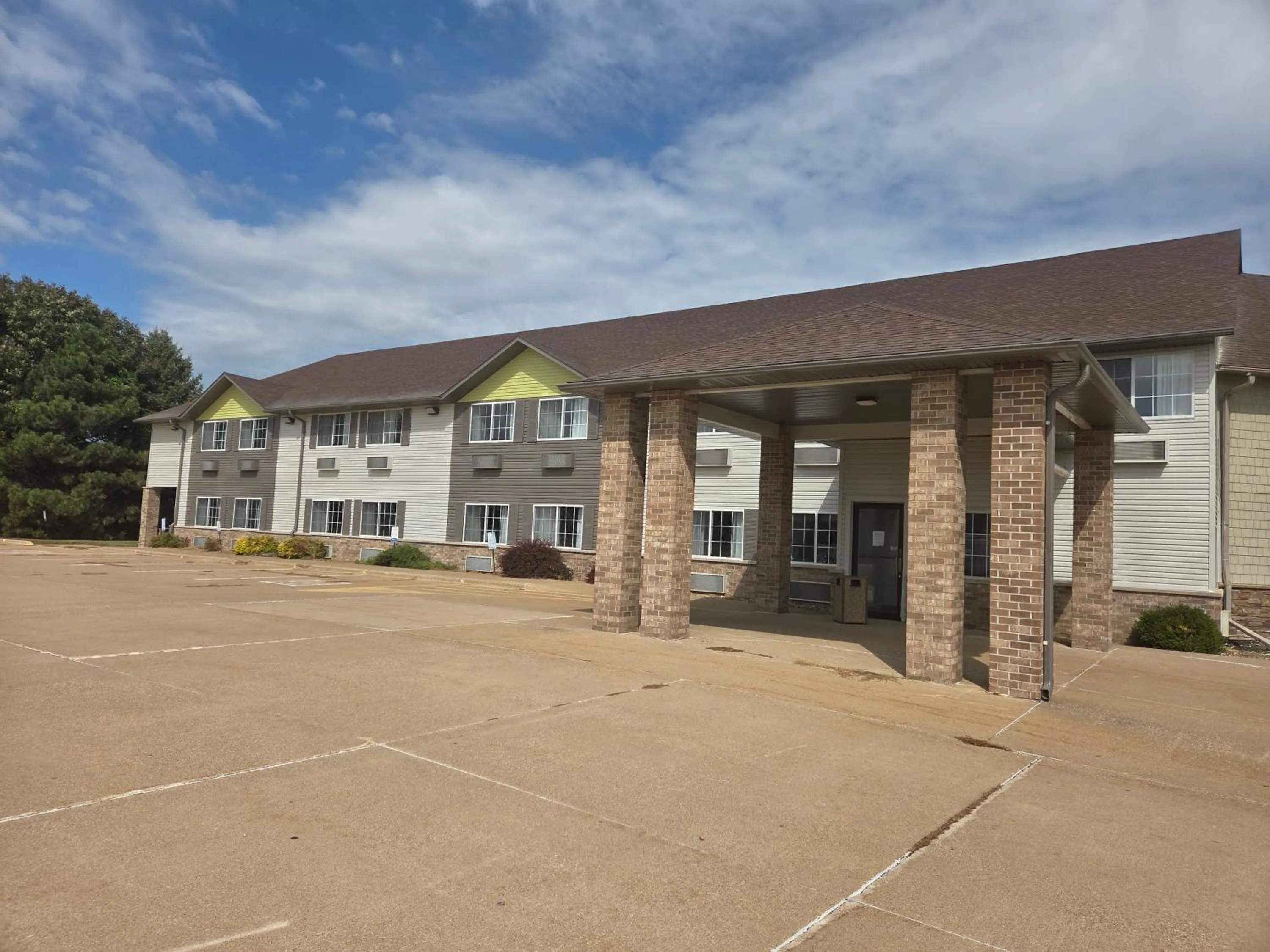 Property building in MainStay Suites LeClaire - Quad Cities