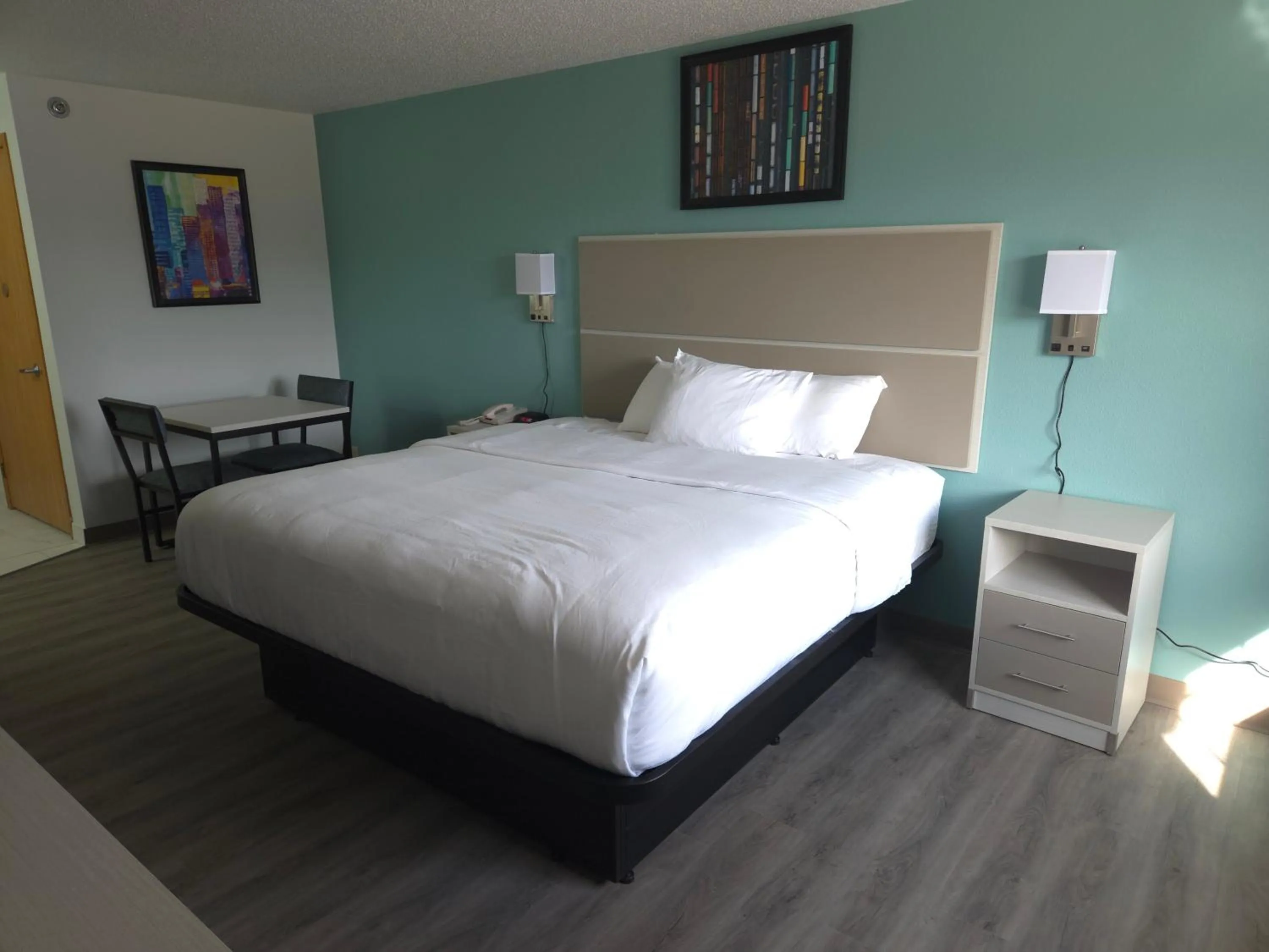 Bed in MainStay Suites LeClaire - Quad Cities