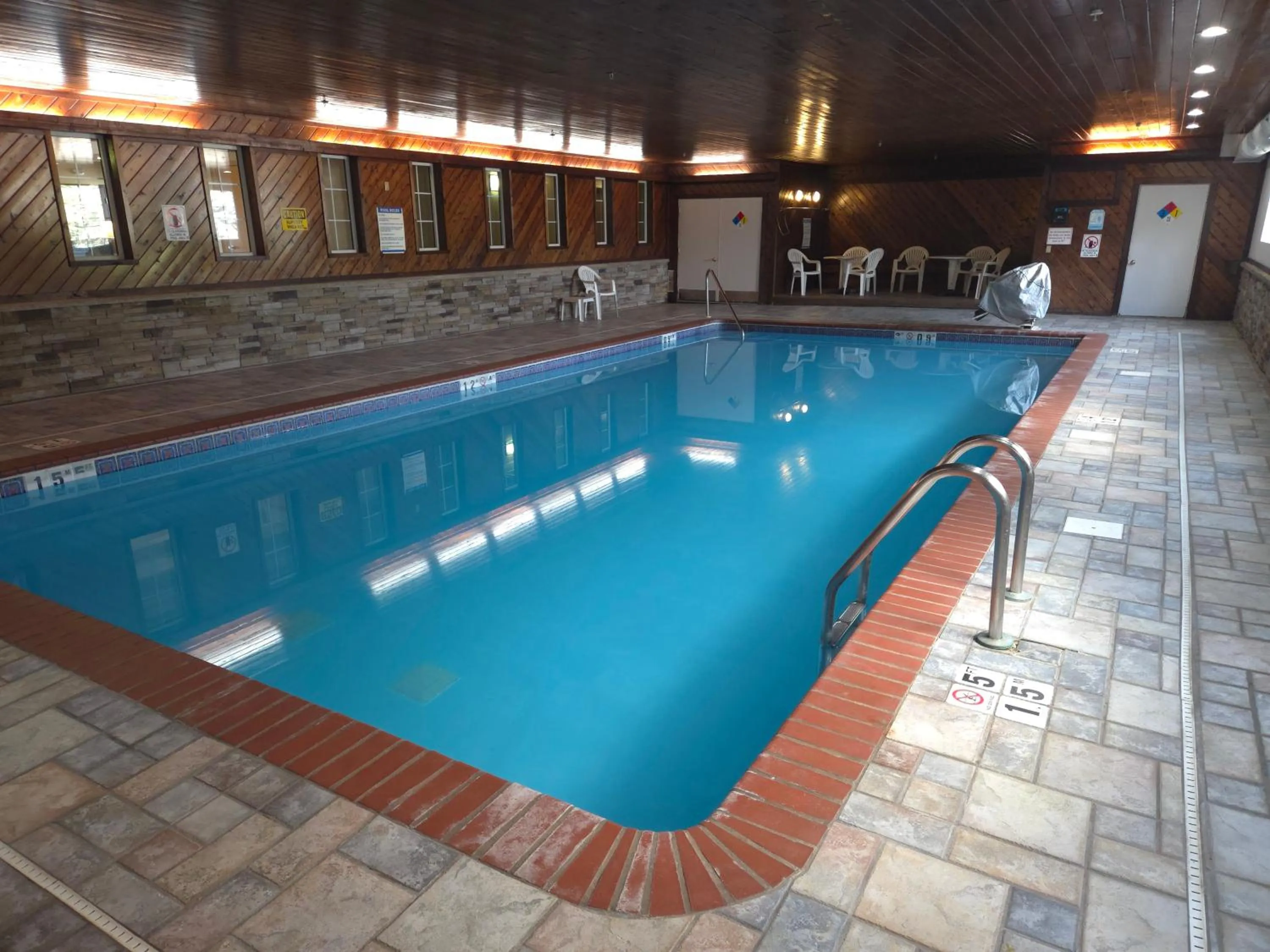 Swimming pool in MainStay Suites LeClaire - Quad Cities