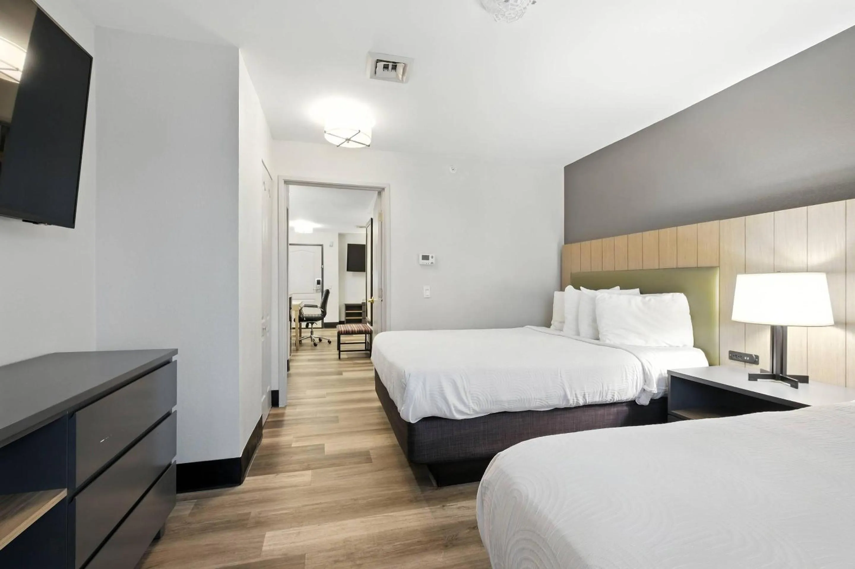 Bedroom, Bed in Country Inn & Suites by Radisson, Merrillville, IN