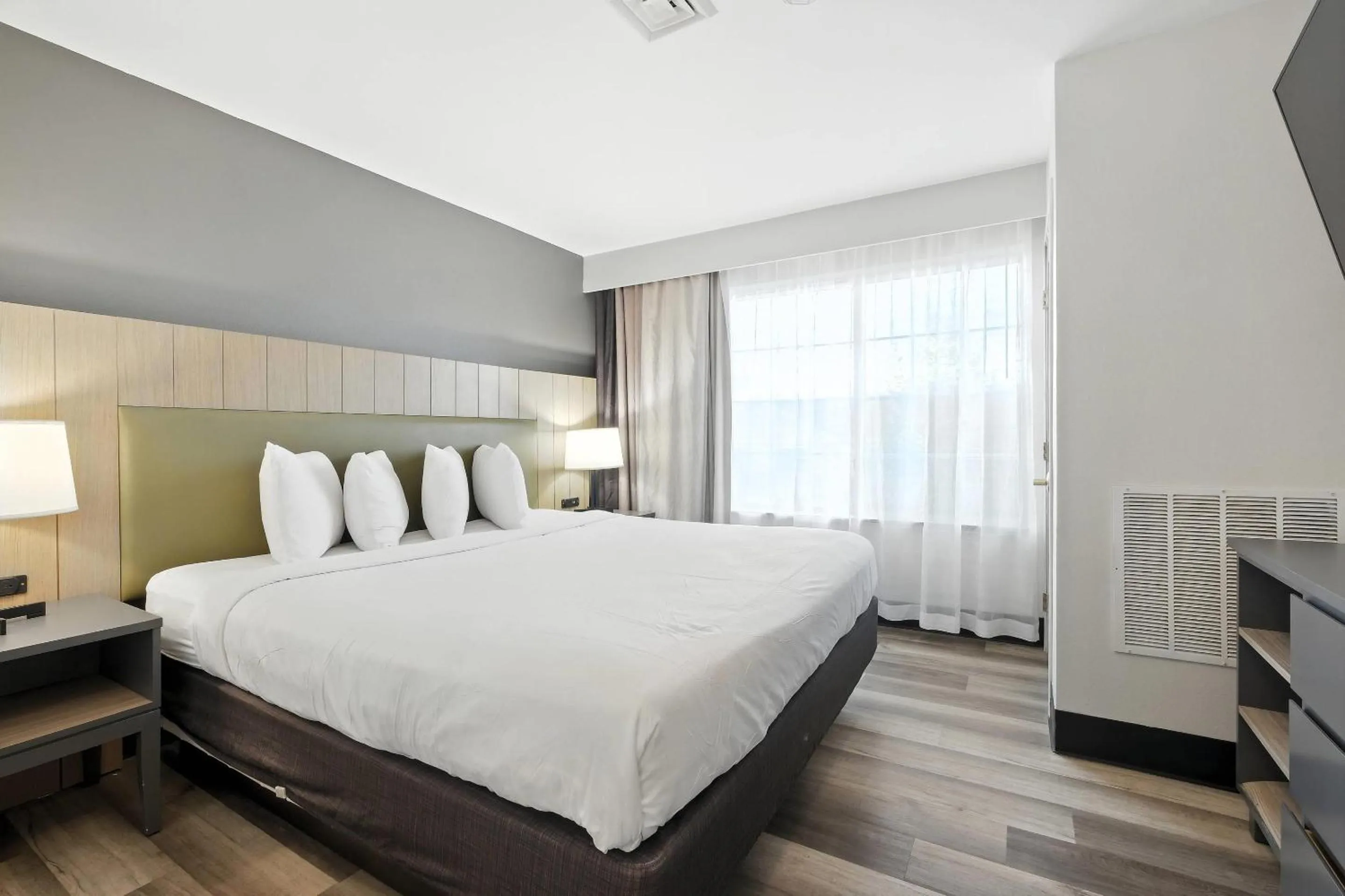 Bedroom, Bed in Country Inn & Suites by Radisson, Merrillville, IN