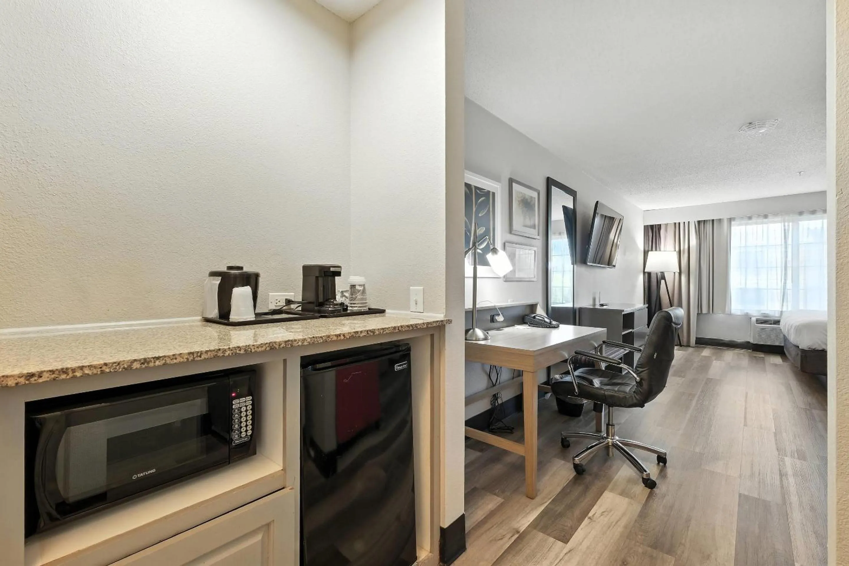 Bedroom in Country Inn & Suites by Radisson, Merrillville, IN