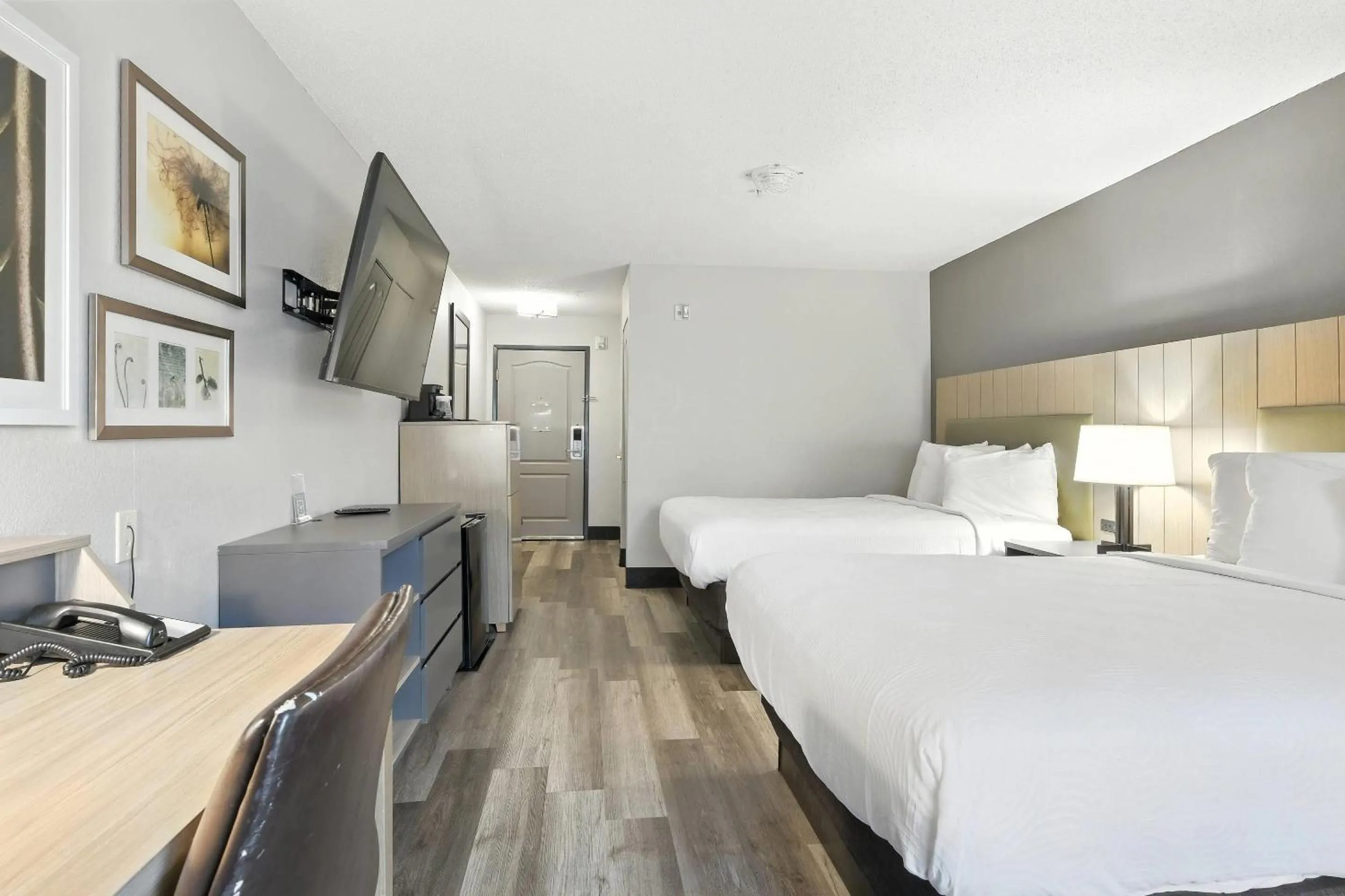 Bedroom, Bed in Country Inn & Suites by Radisson, Merrillville, IN