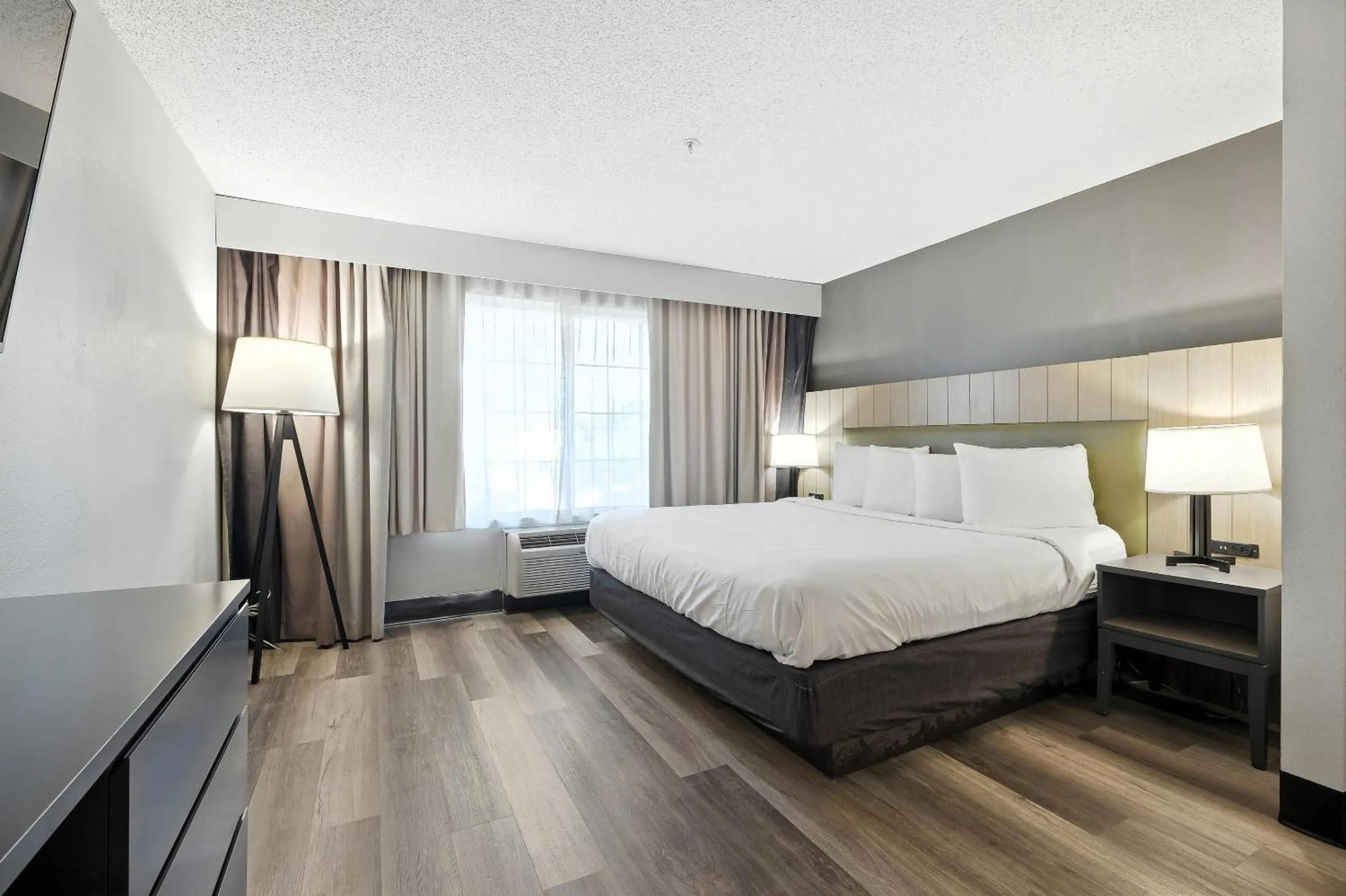 Bedroom, Bed in Country Inn & Suites by Radisson, Merrillville, IN