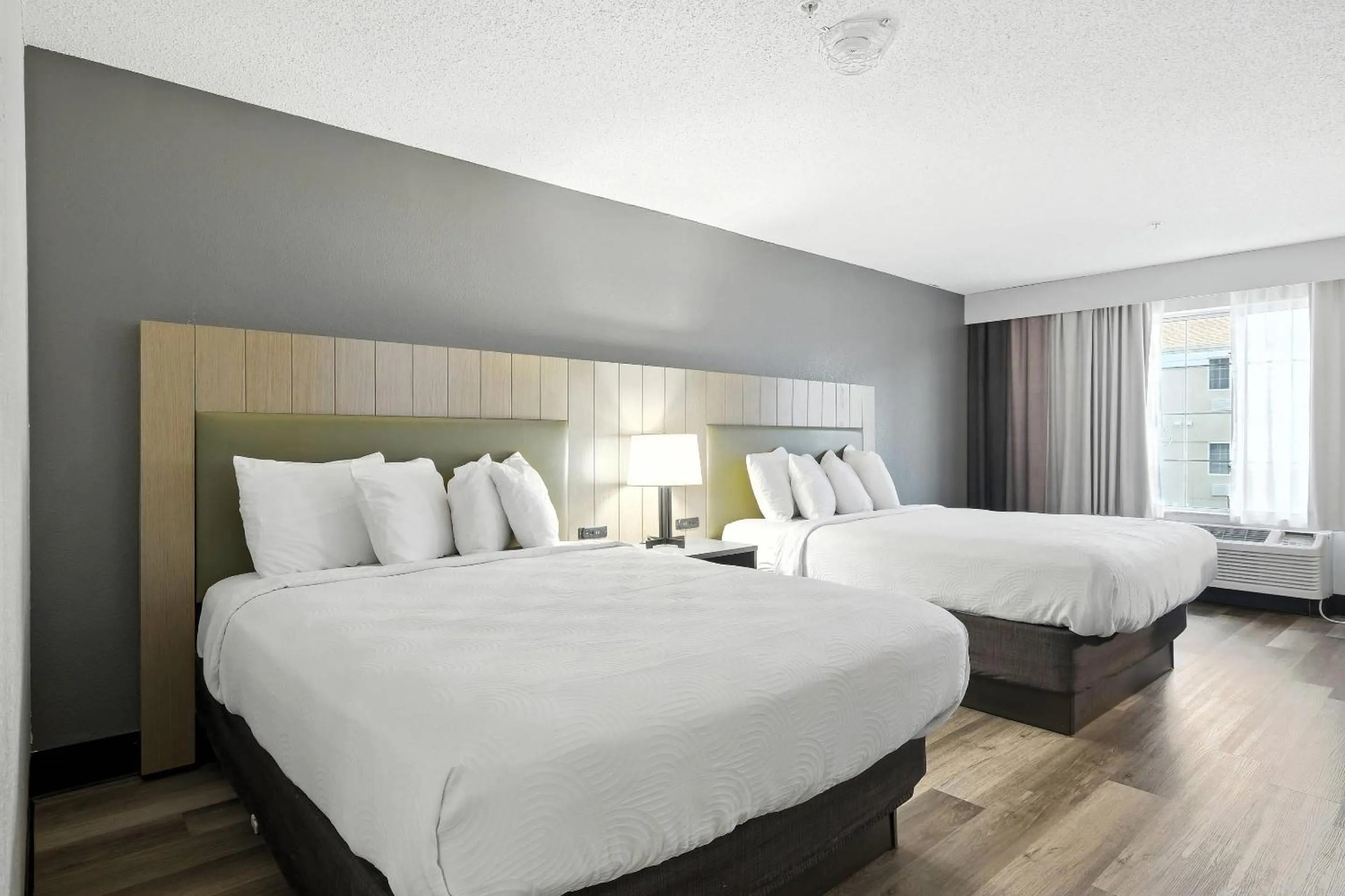 Bedroom, Bed in Country Inn & Suites by Radisson, Merrillville, IN