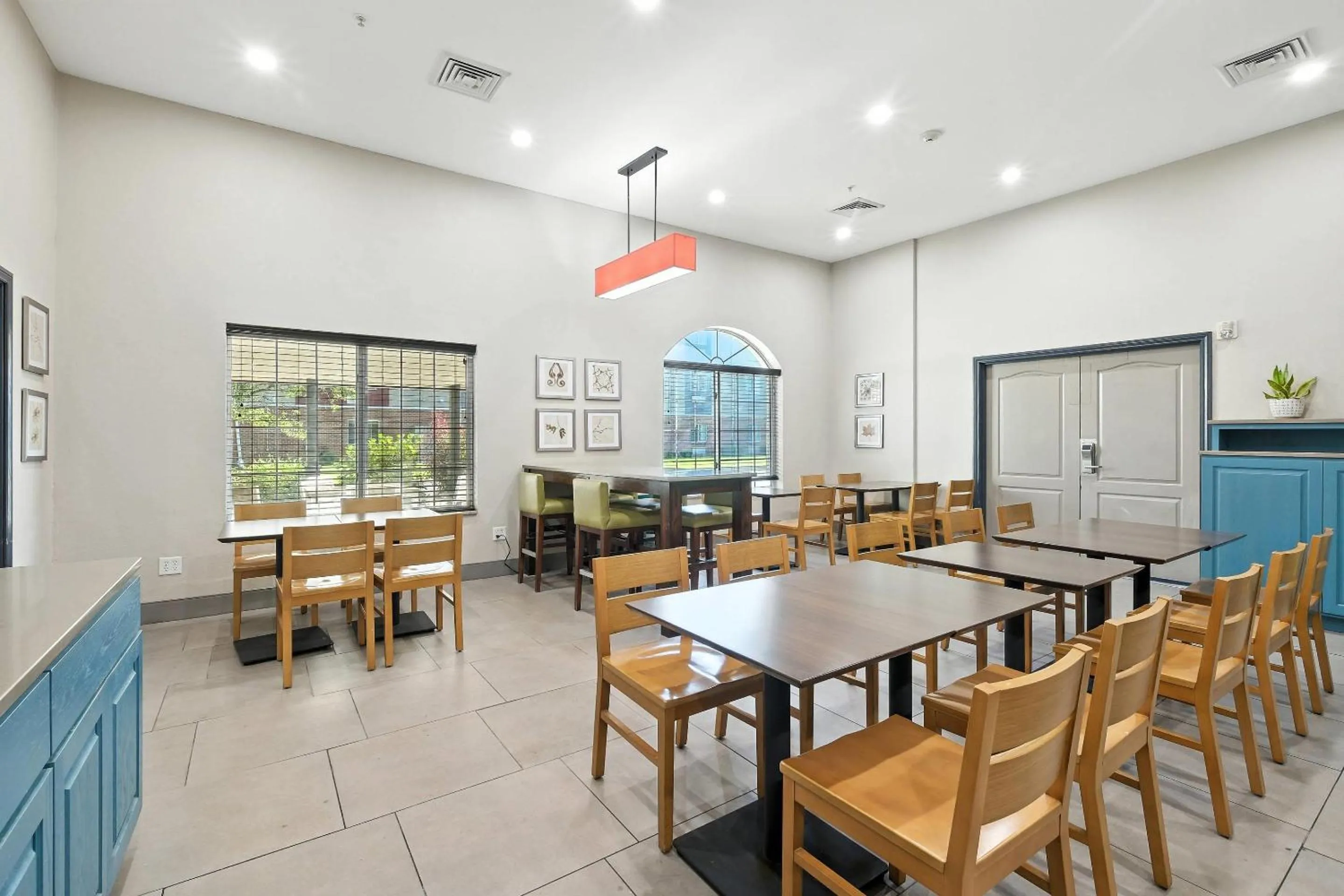 Breakfast in Country Inn & Suites by Radisson, Merrillville, IN