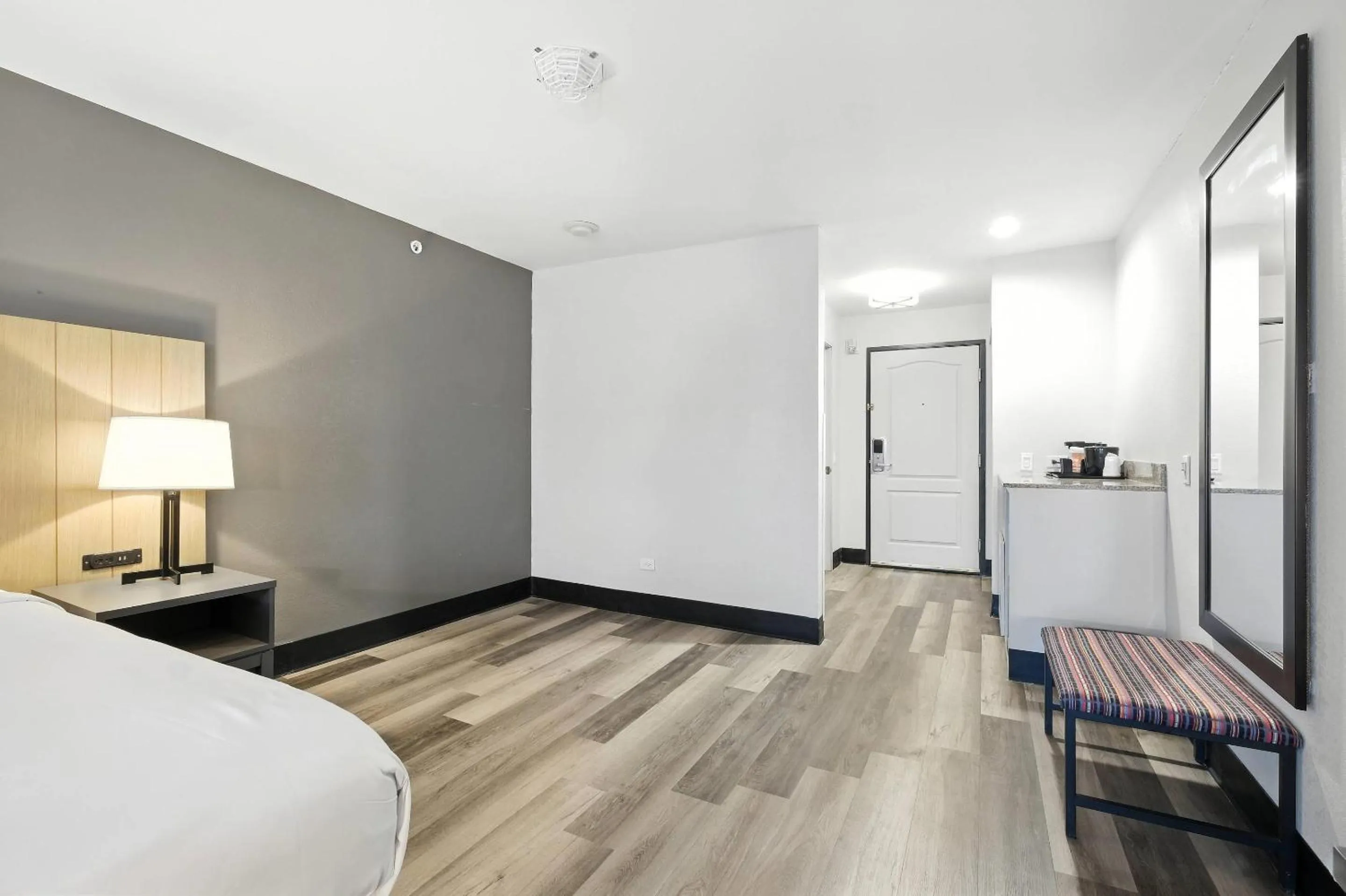 Bedroom, Bed in Country Inn & Suites by Radisson, Merrillville, IN