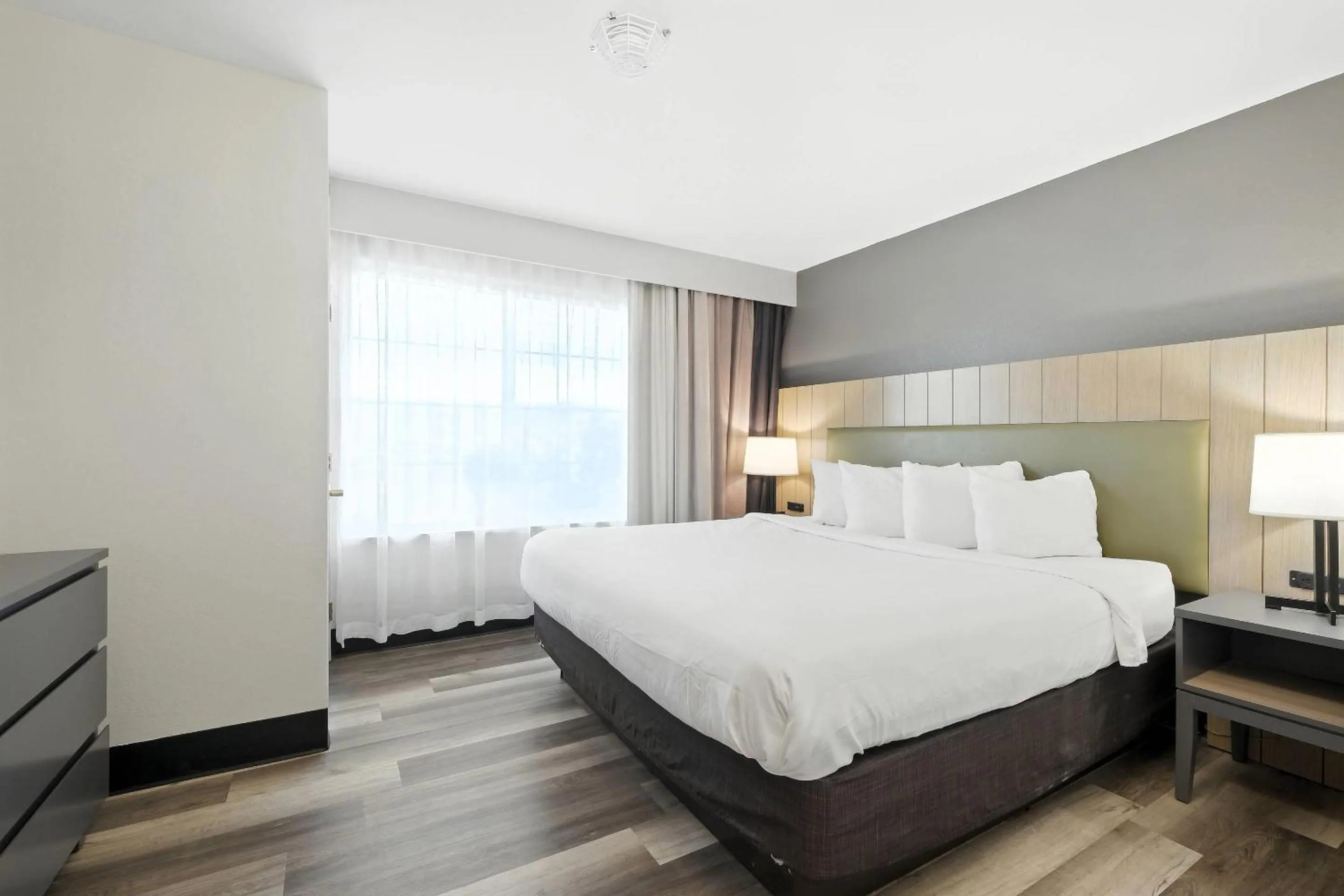 Bedroom, Bed in Country Inn & Suites by Radisson, Merrillville, IN