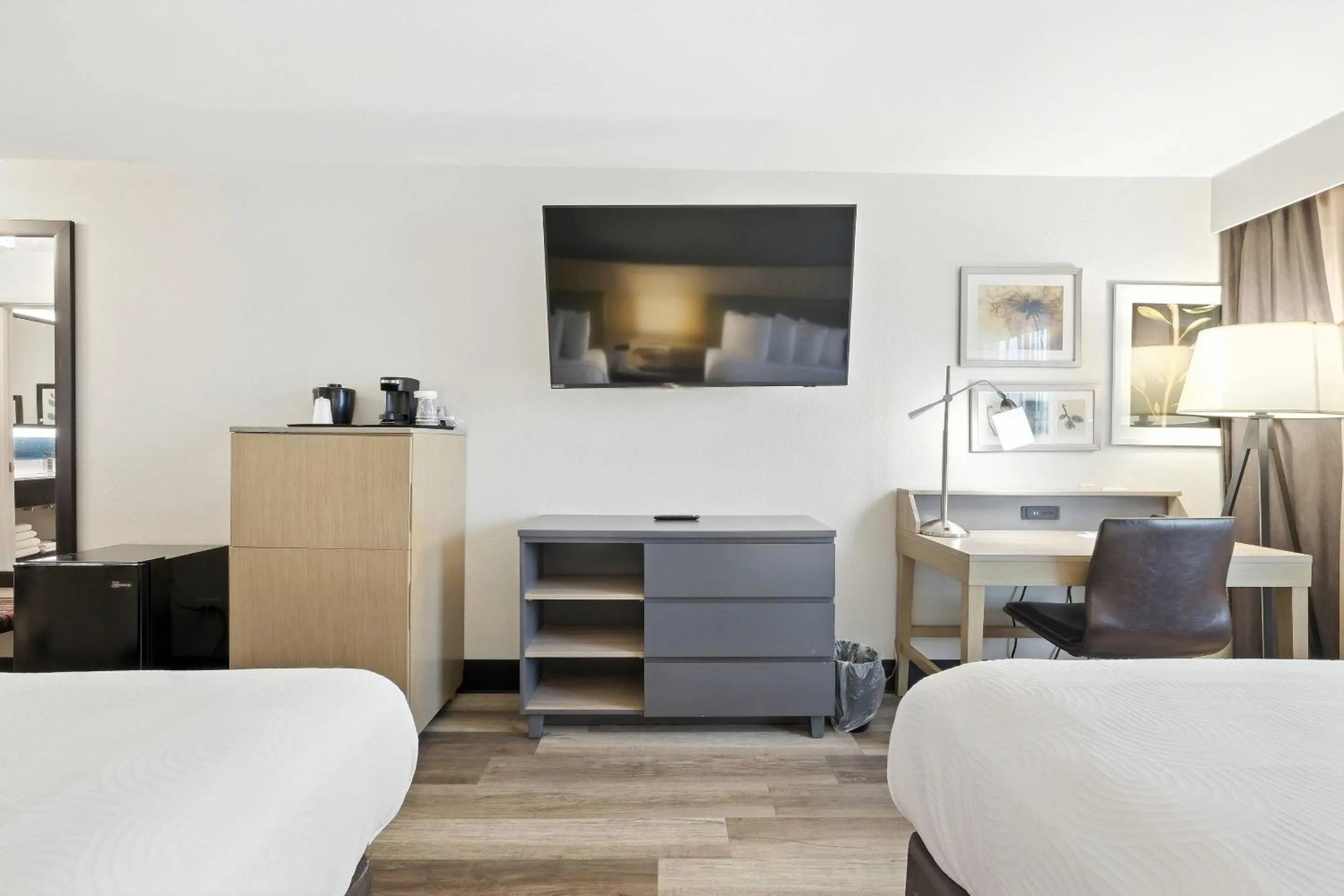 Bedroom, Bed in Country Inn & Suites by Radisson, Merrillville, IN