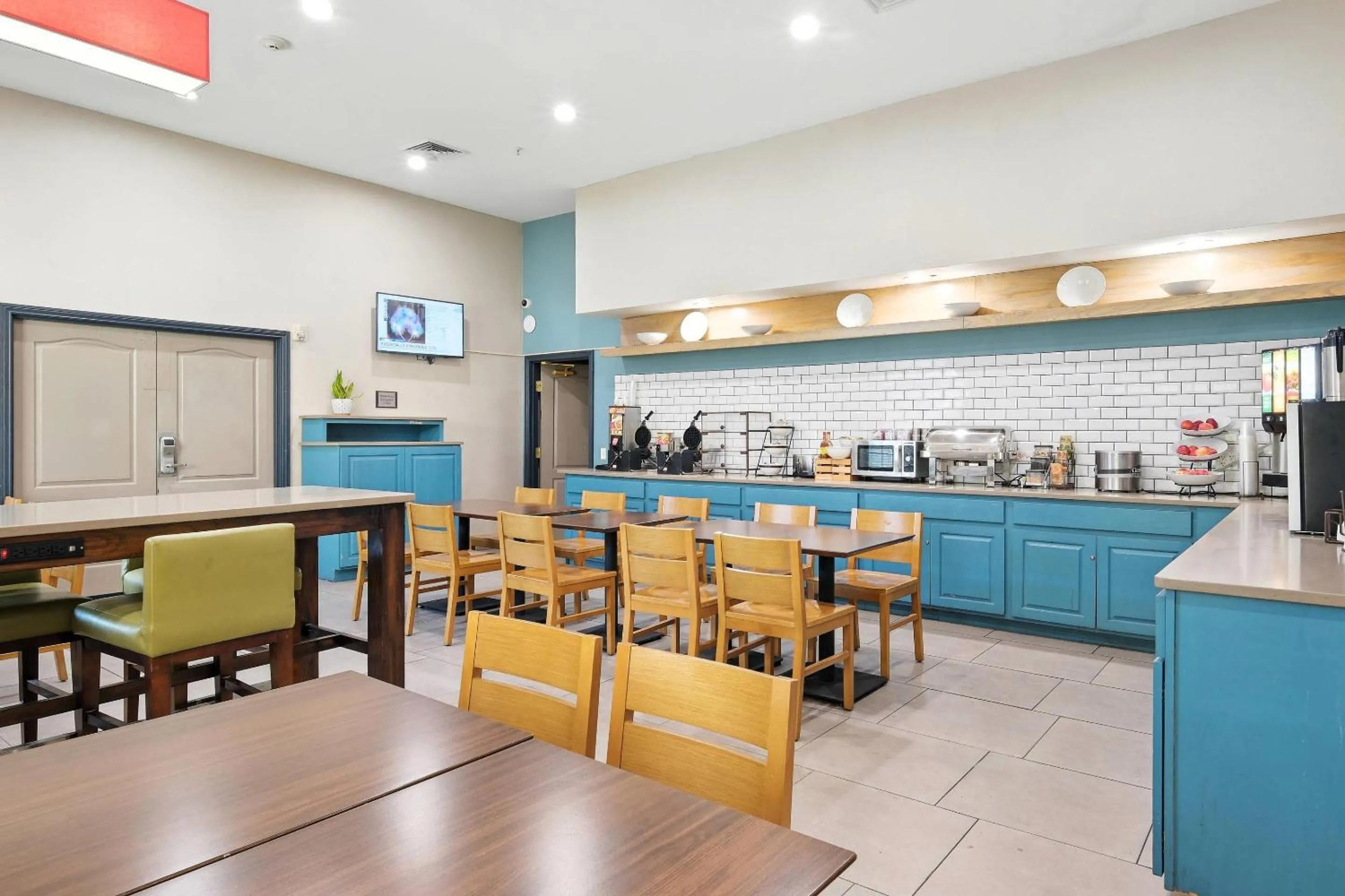 Breakfast in Country Inn & Suites by Radisson, Merrillville, IN