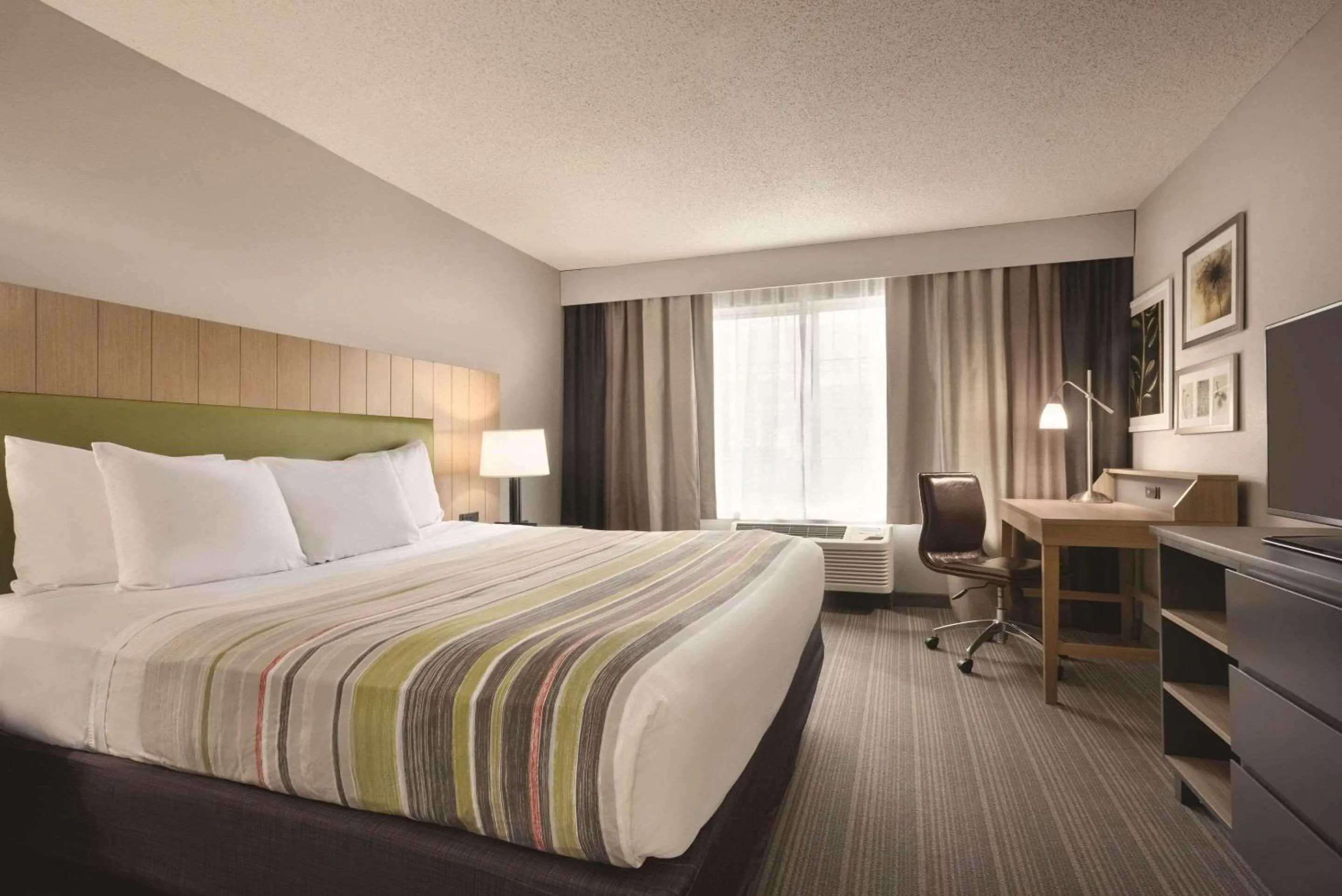 Bedroom, Bed in Country Inn & Suites by Radisson, Merrillville, IN