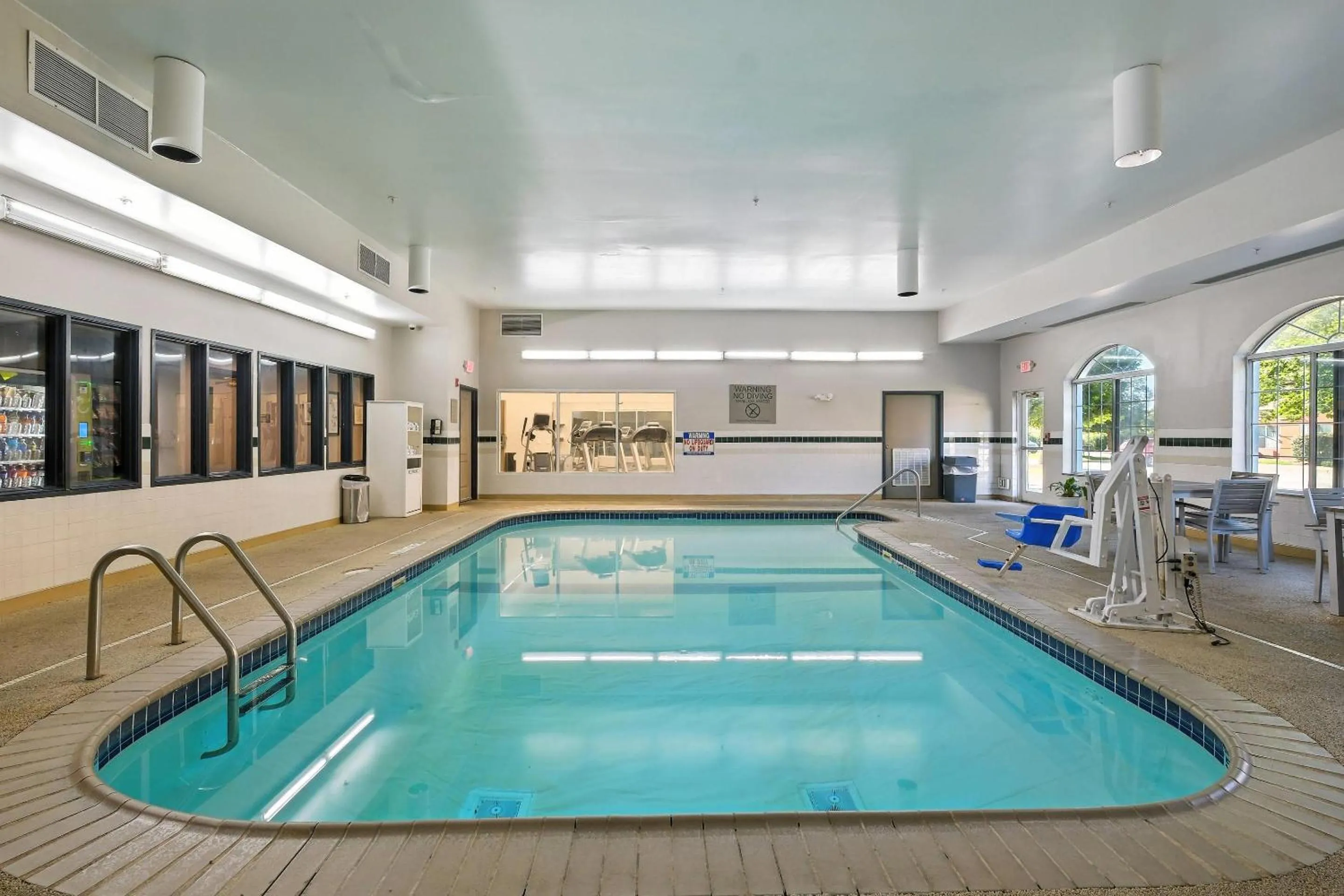 Swimming pool in Country Inn & Suites by Radisson, Merrillville, IN