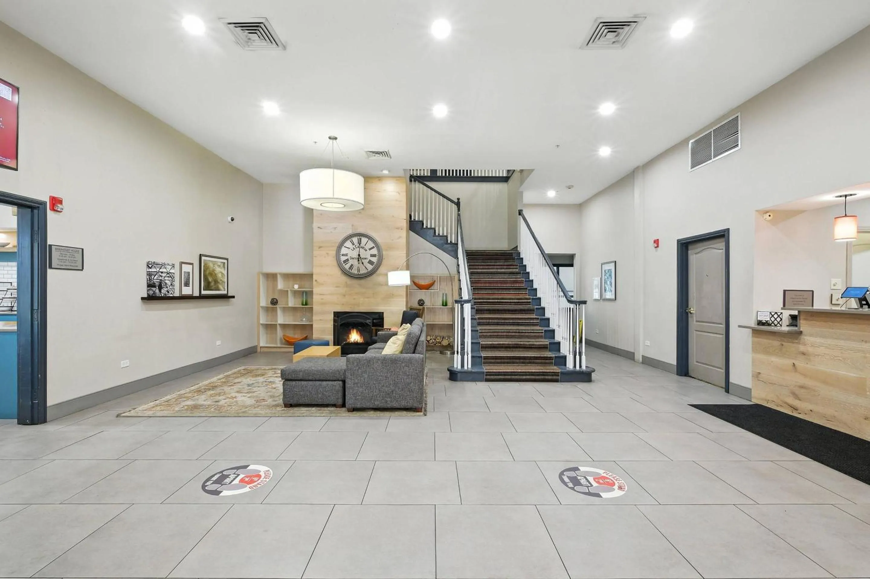 Lobby or reception in Country Inn & Suites by Radisson, Merrillville, IN