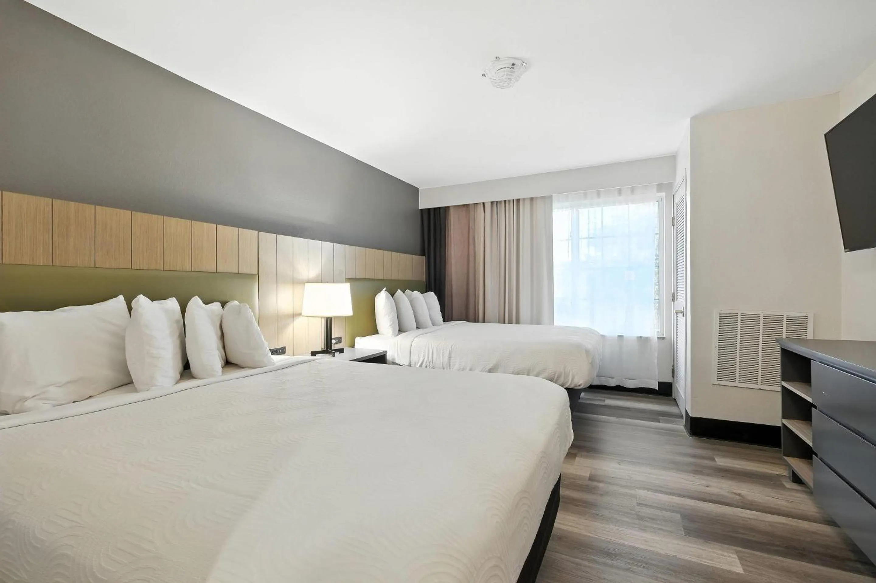 Bedroom, Bed in Country Inn & Suites by Radisson, Merrillville, IN