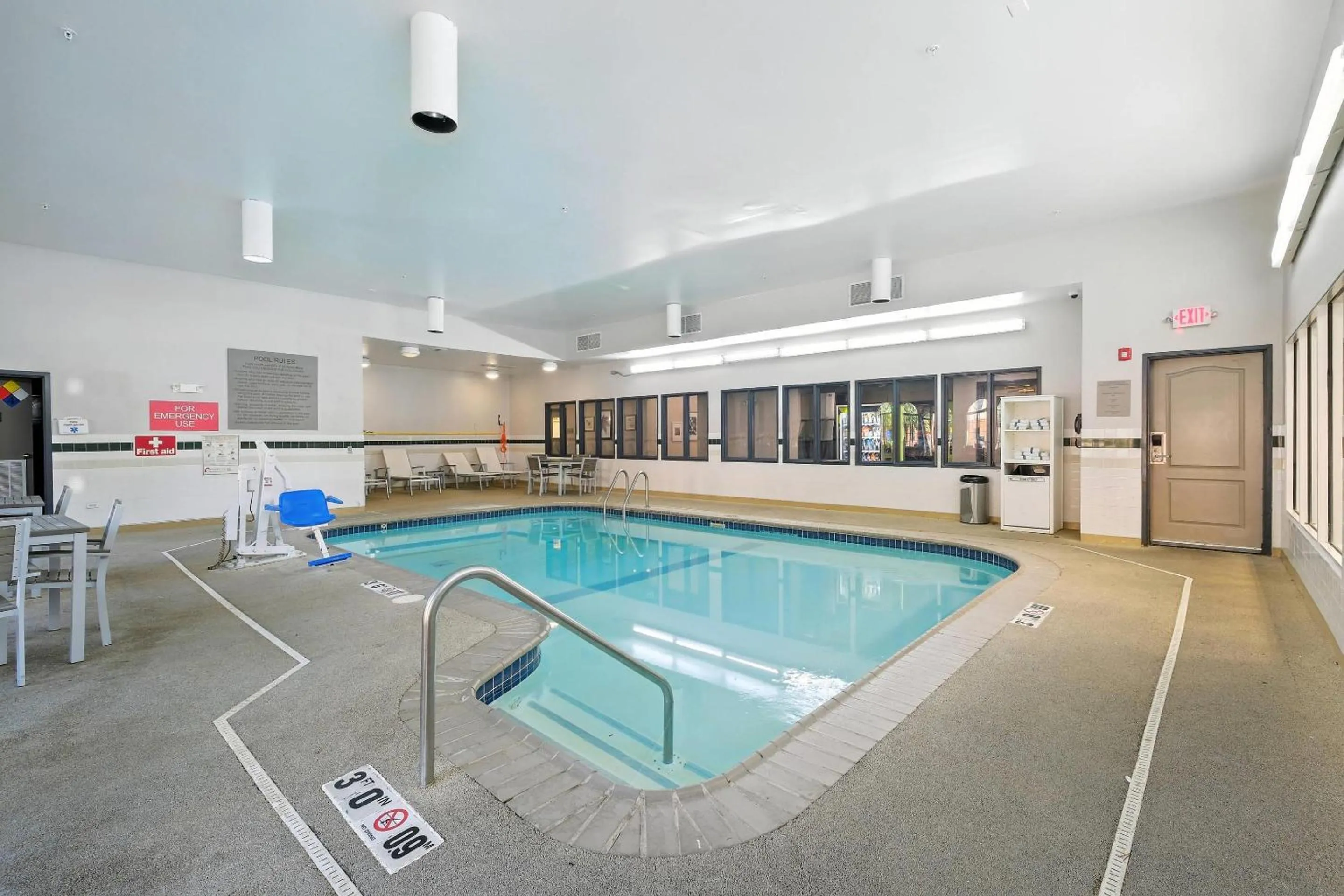 Swimming pool in Country Inn & Suites by Radisson, Merrillville, IN