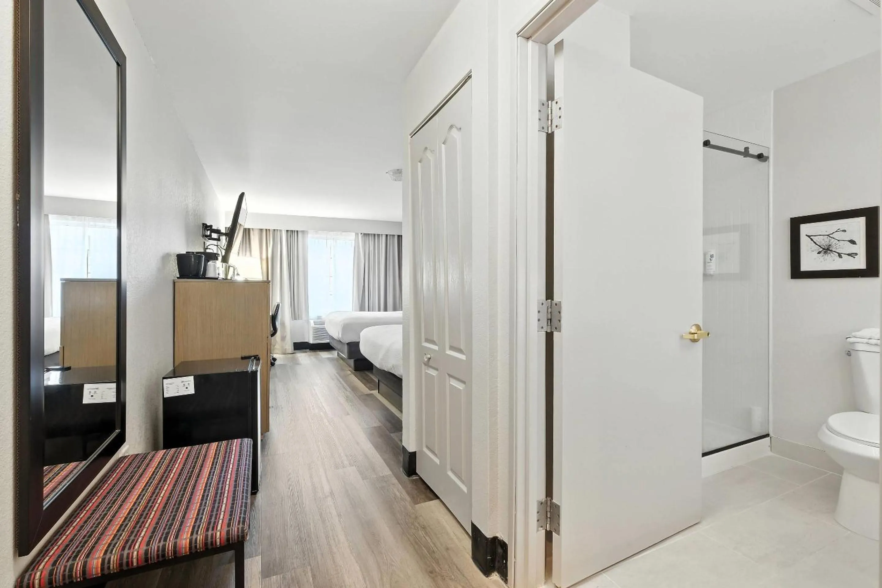 Bedroom, Bed in Country Inn & Suites by Radisson, Merrillville, IN