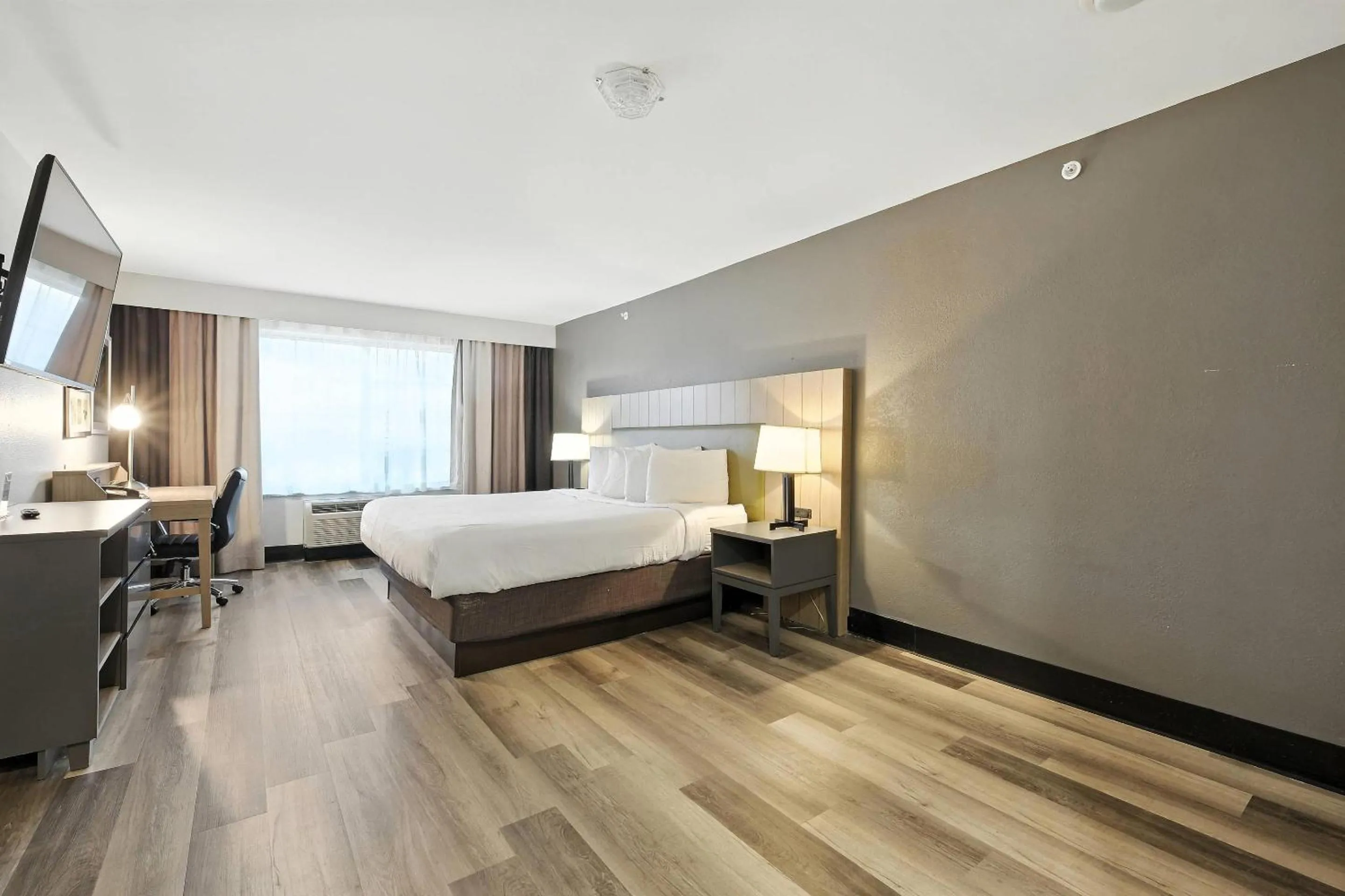 Bedroom, Bed in Country Inn & Suites by Radisson, Merrillville, IN