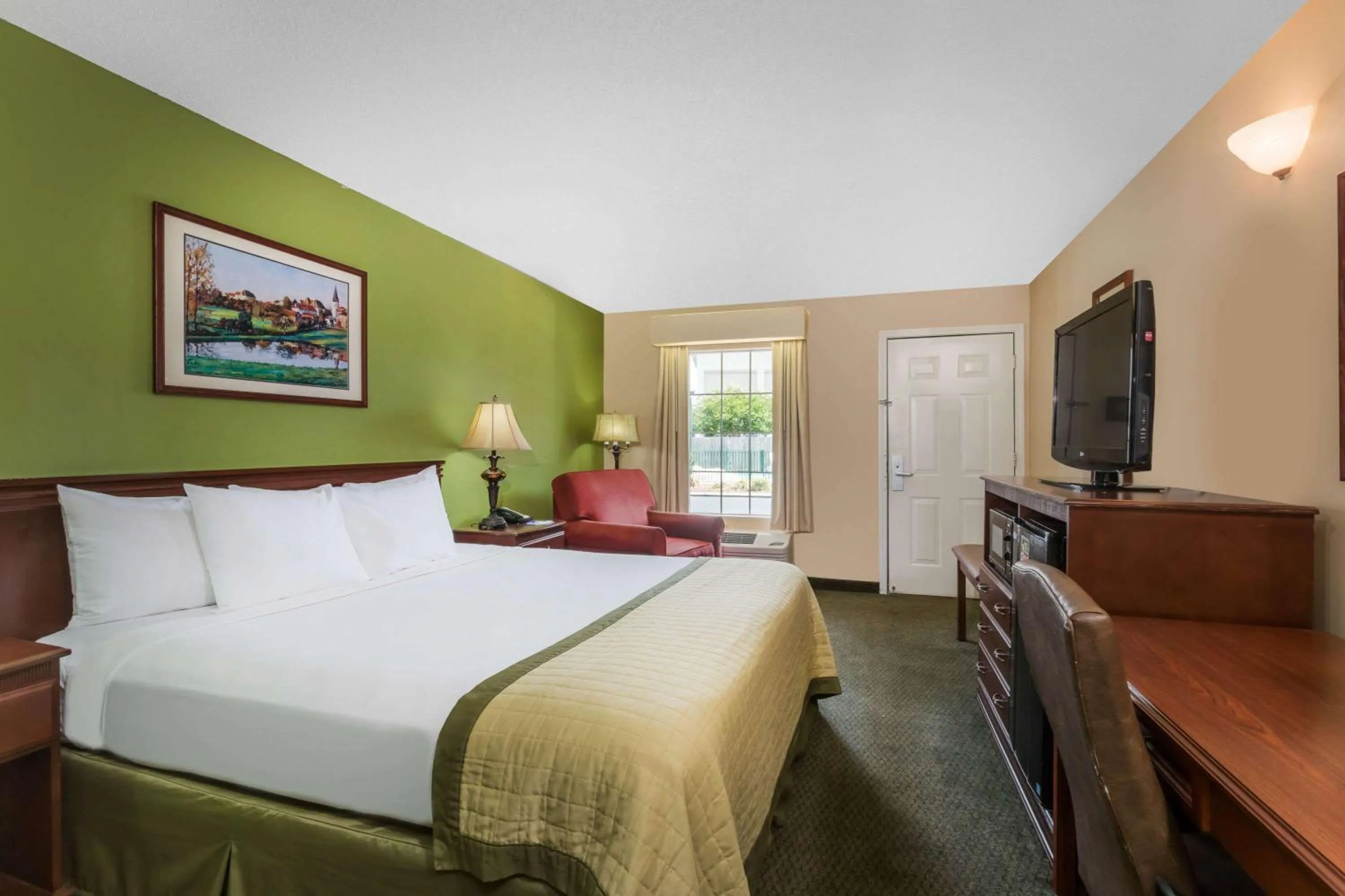 Photo of the whole room, Bed in Baymont by Wyndham Waycross