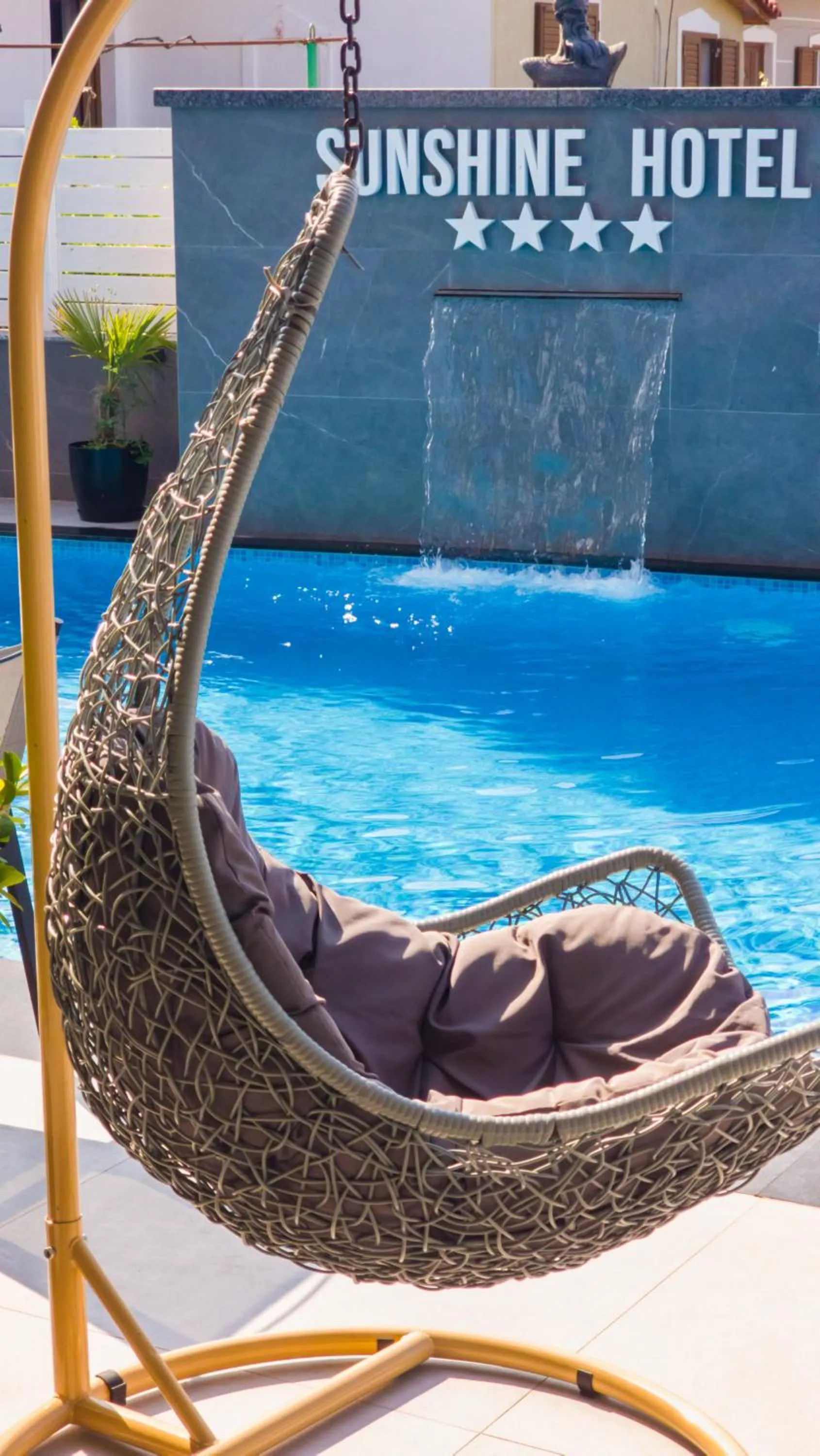 Day in Sunshine Hotel