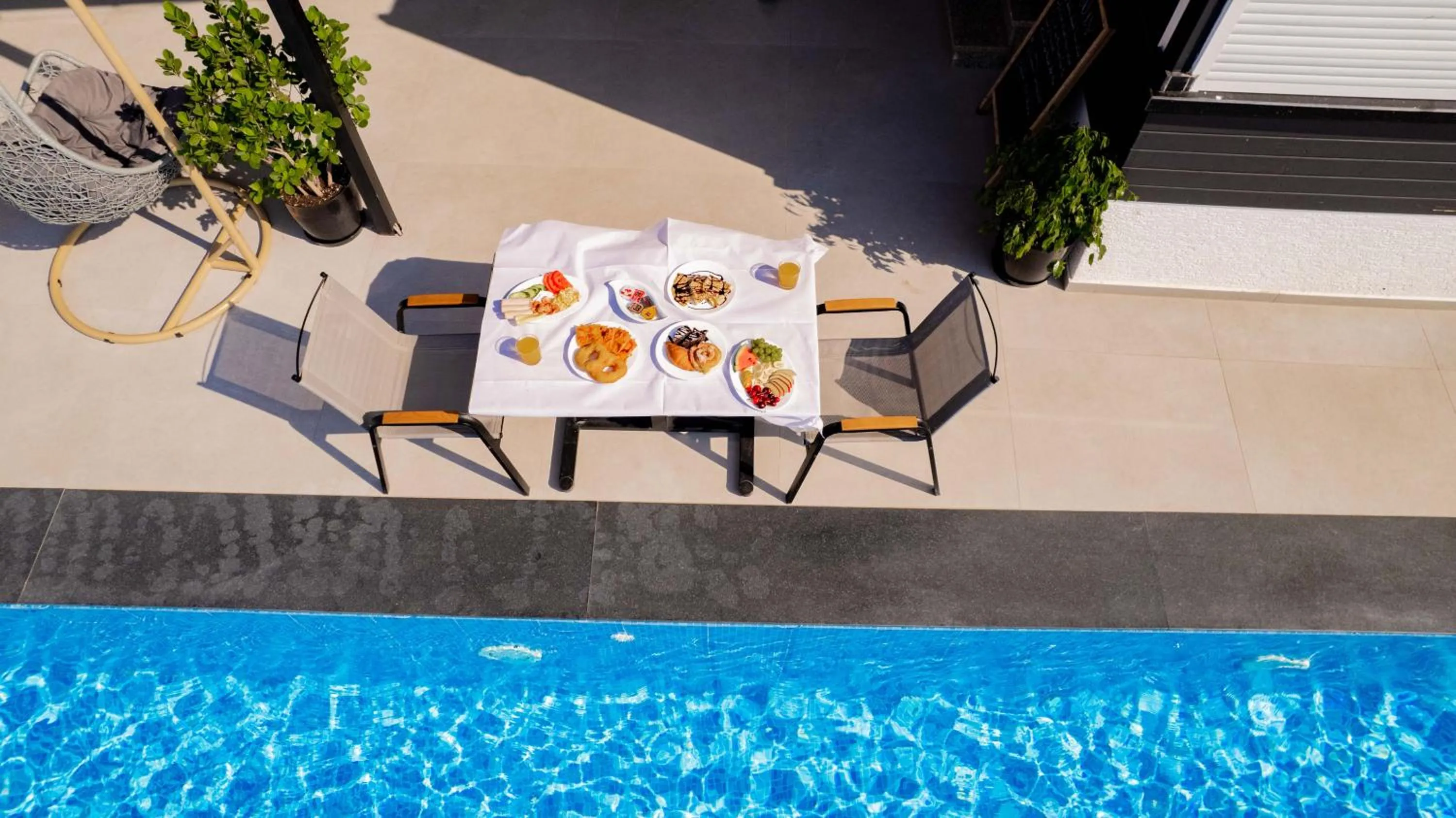 Food and drinks in Sunshine Hotel