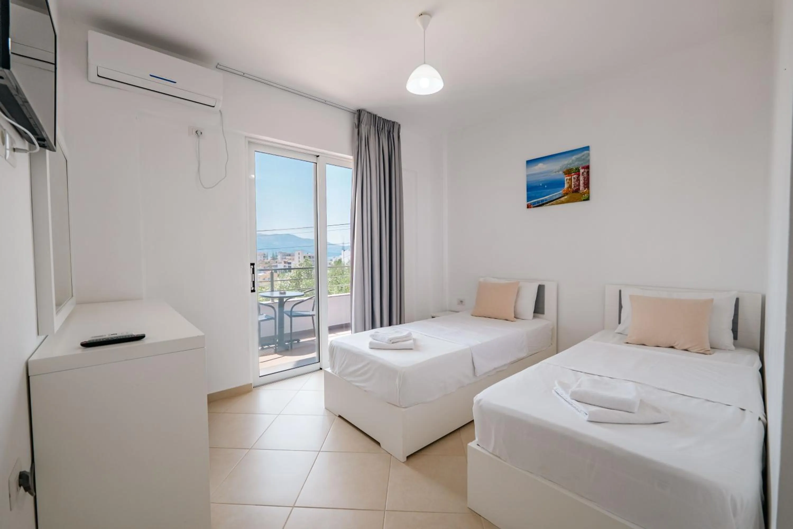 Photo of the whole room, Bed in Sunshine Hotel