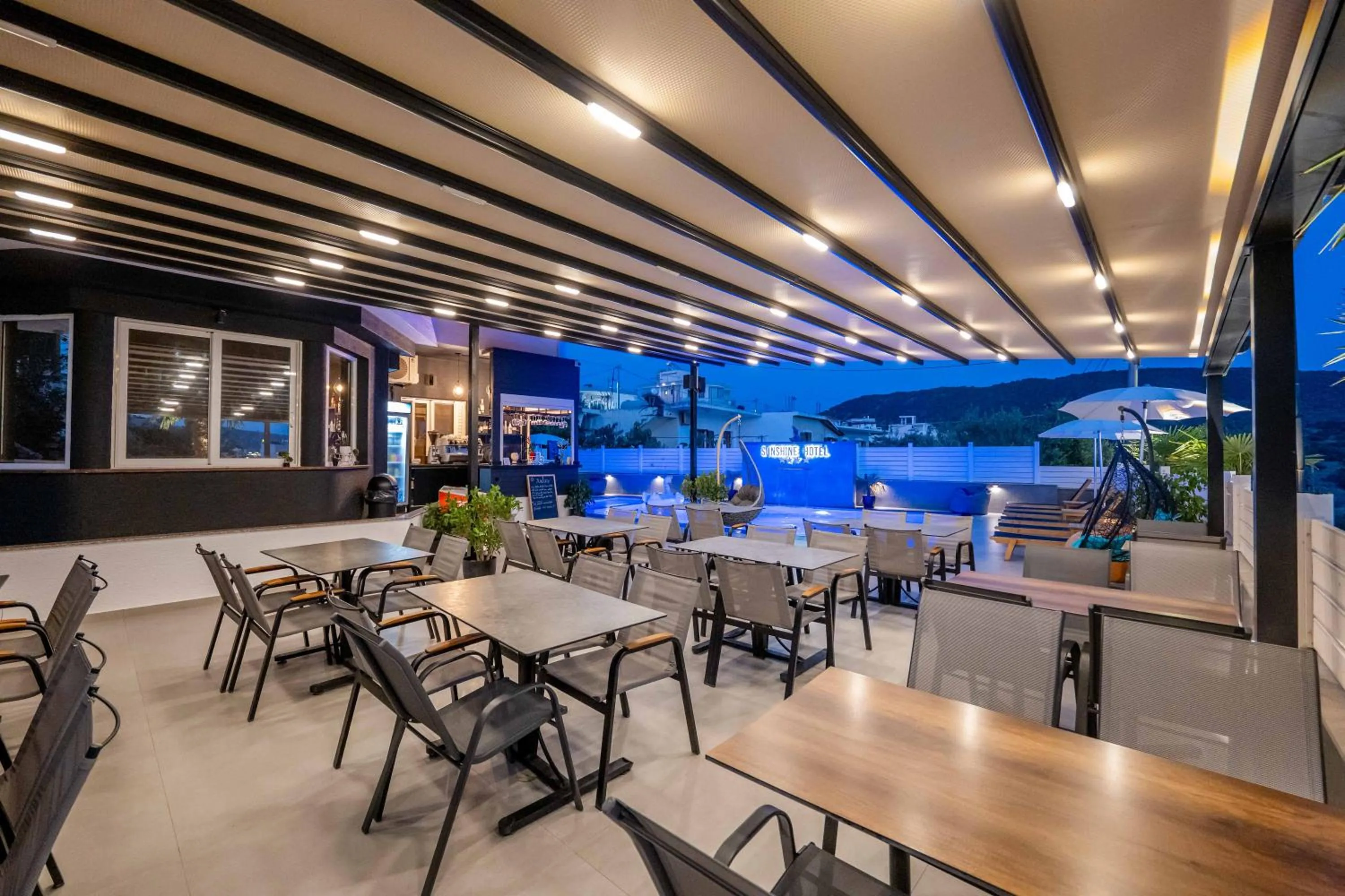 Restaurant/places to eat in Sunshine Hotel