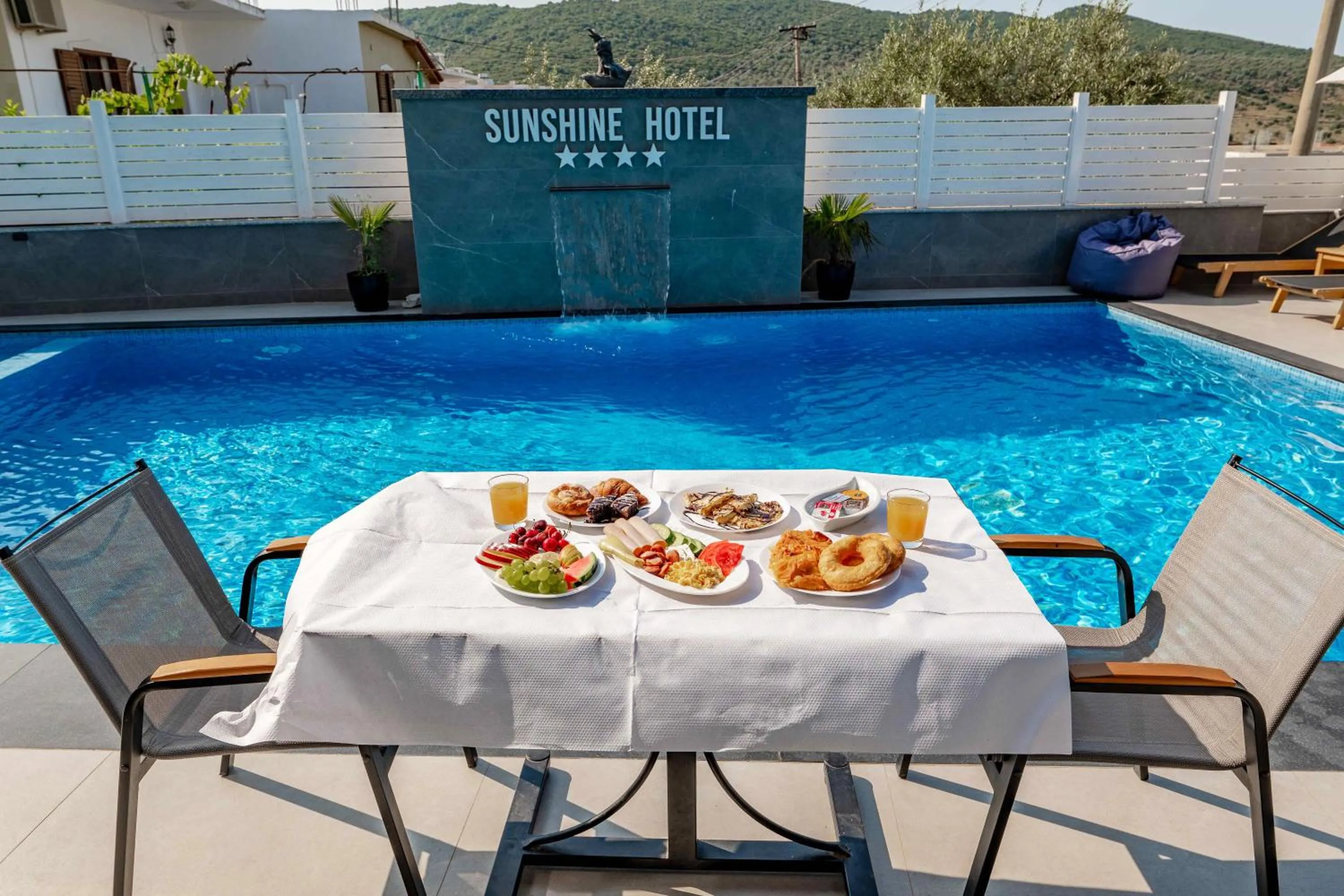 Food and drinks in Sunshine Hotel