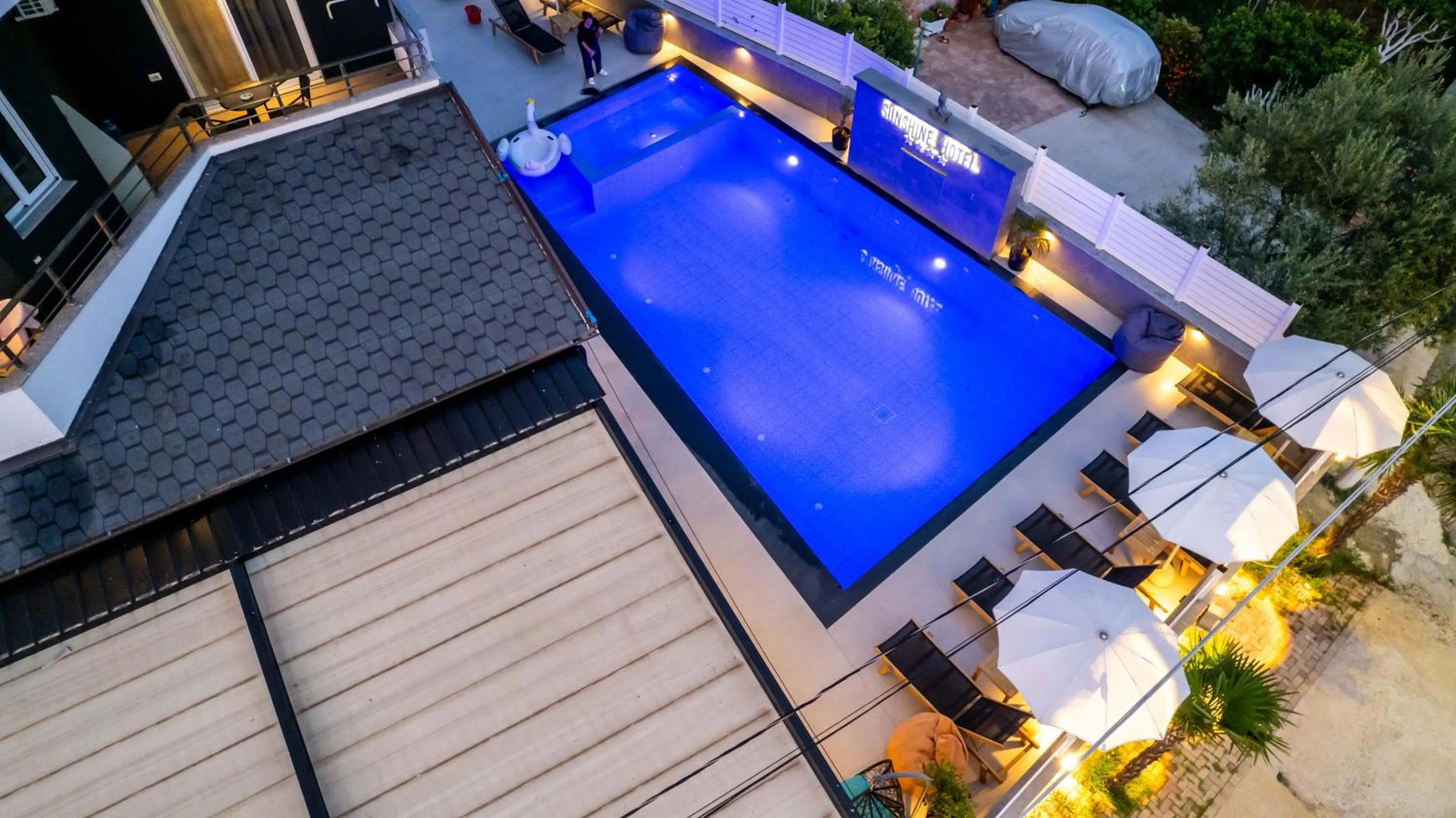 Day in Sunshine Hotel