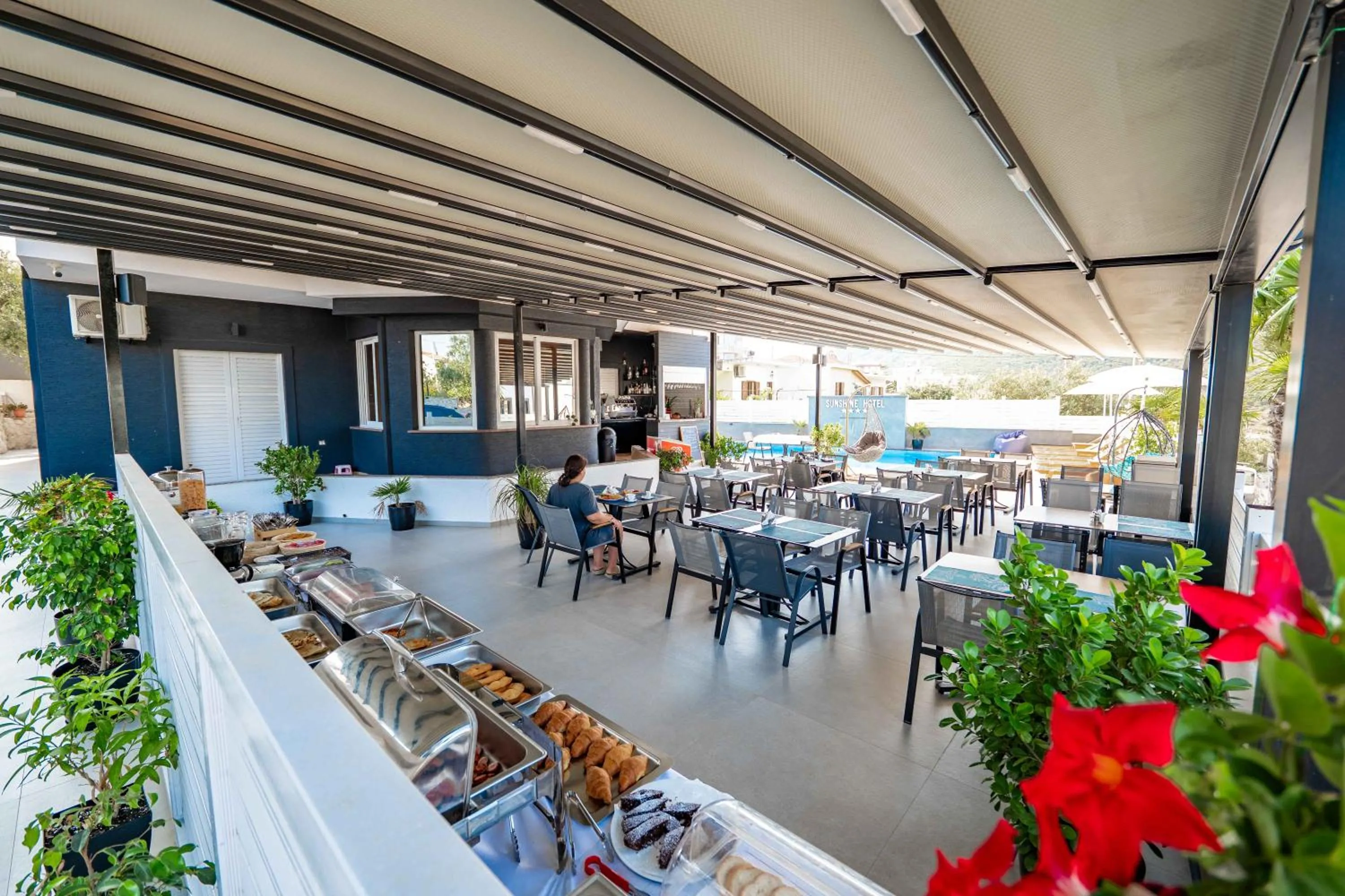 Food and drinks in Sunshine Hotel