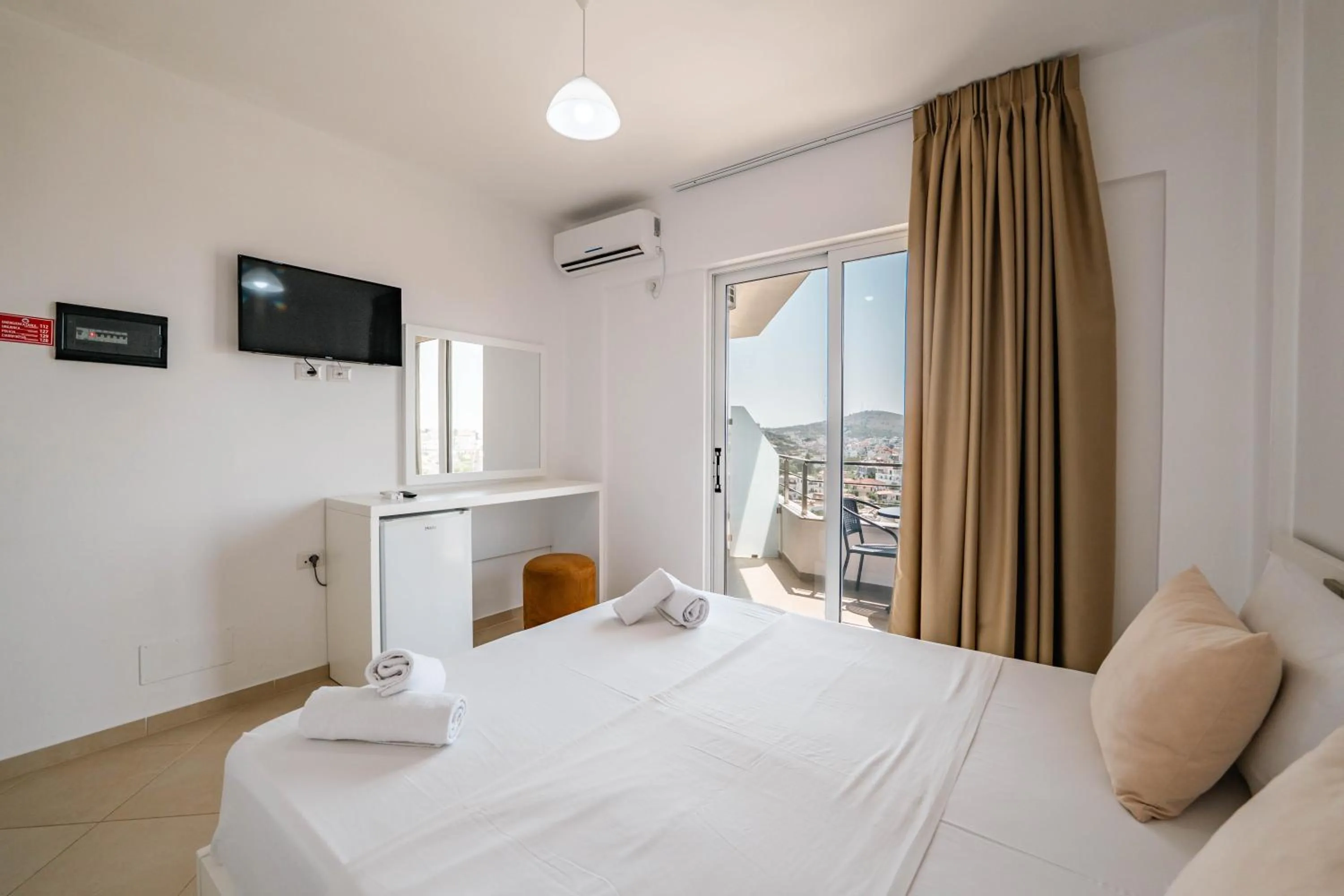 TV and multimedia, Bed in Sunshine Hotel