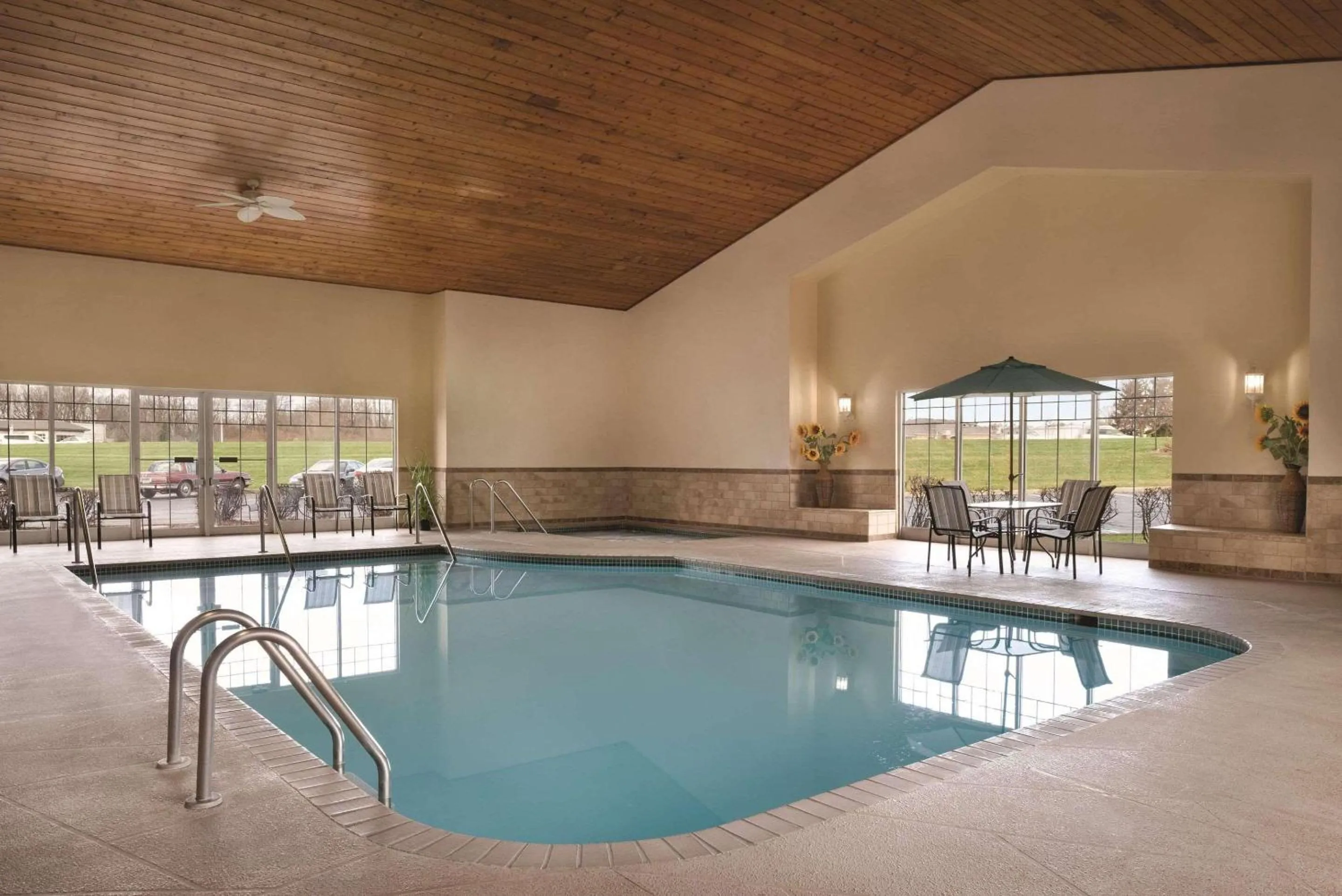 Swimming pool in Country Inn & Suites by Radisson, Germantown, WI
