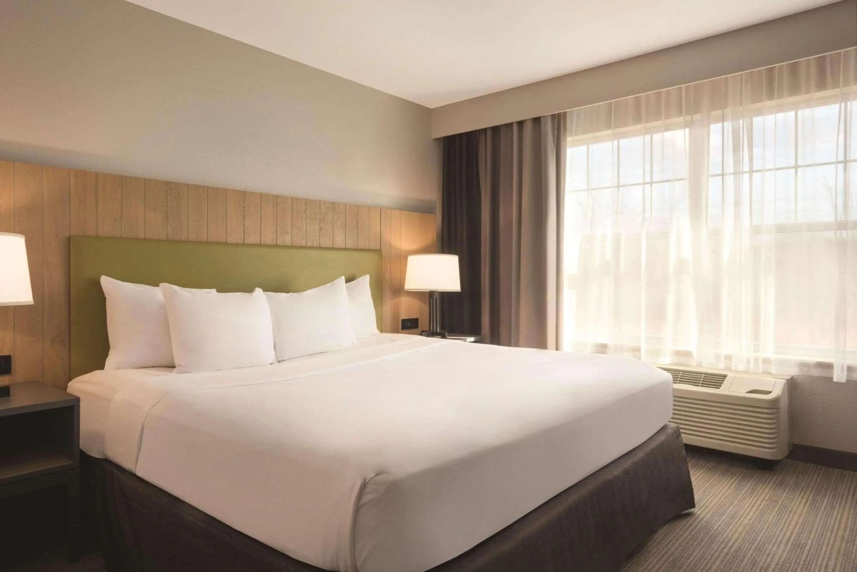 Bedroom, Bed in Country Inn & Suites by Radisson, Germantown, WI