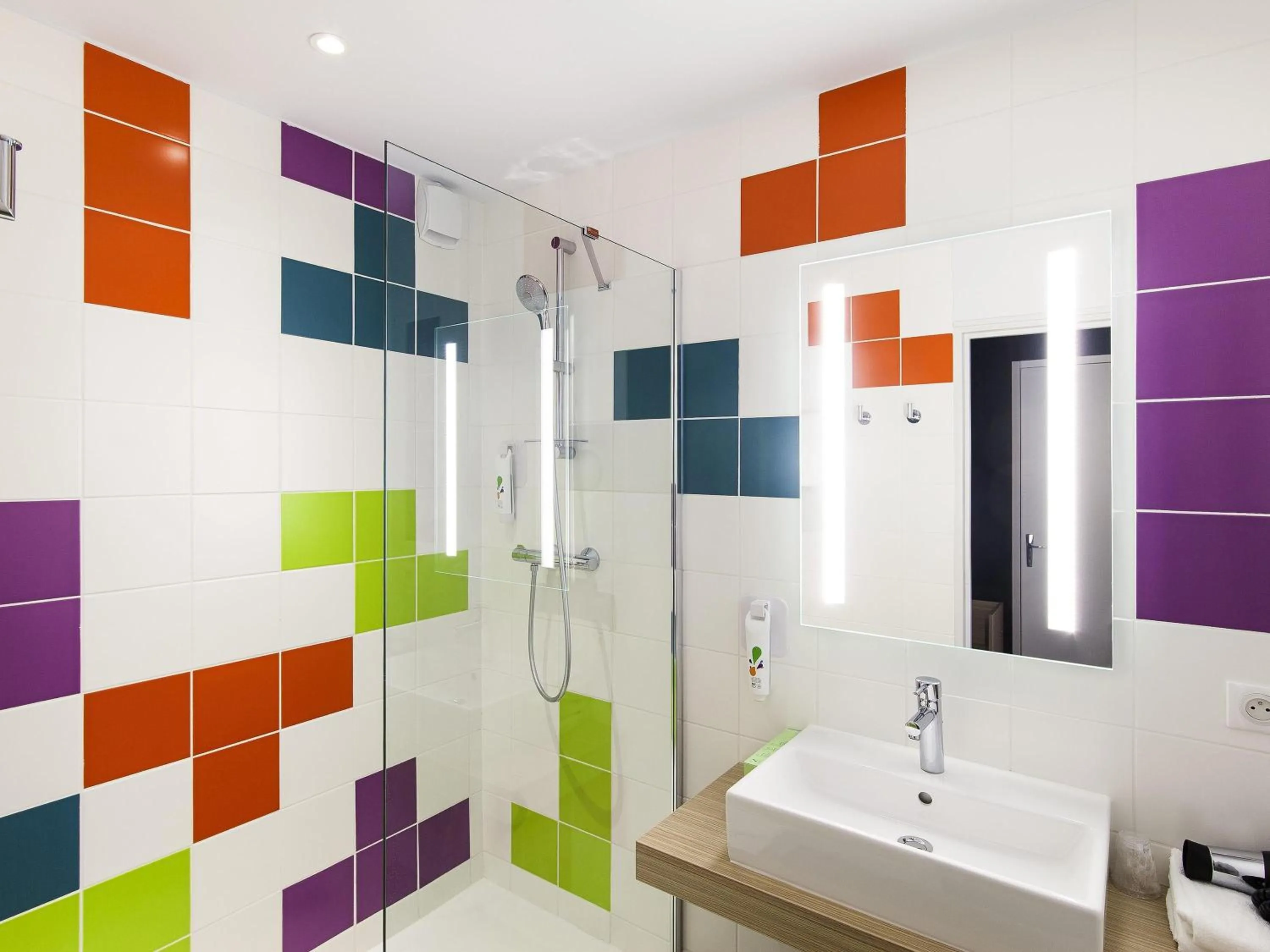 Bedroom in ibis Styles Poitiers Nord