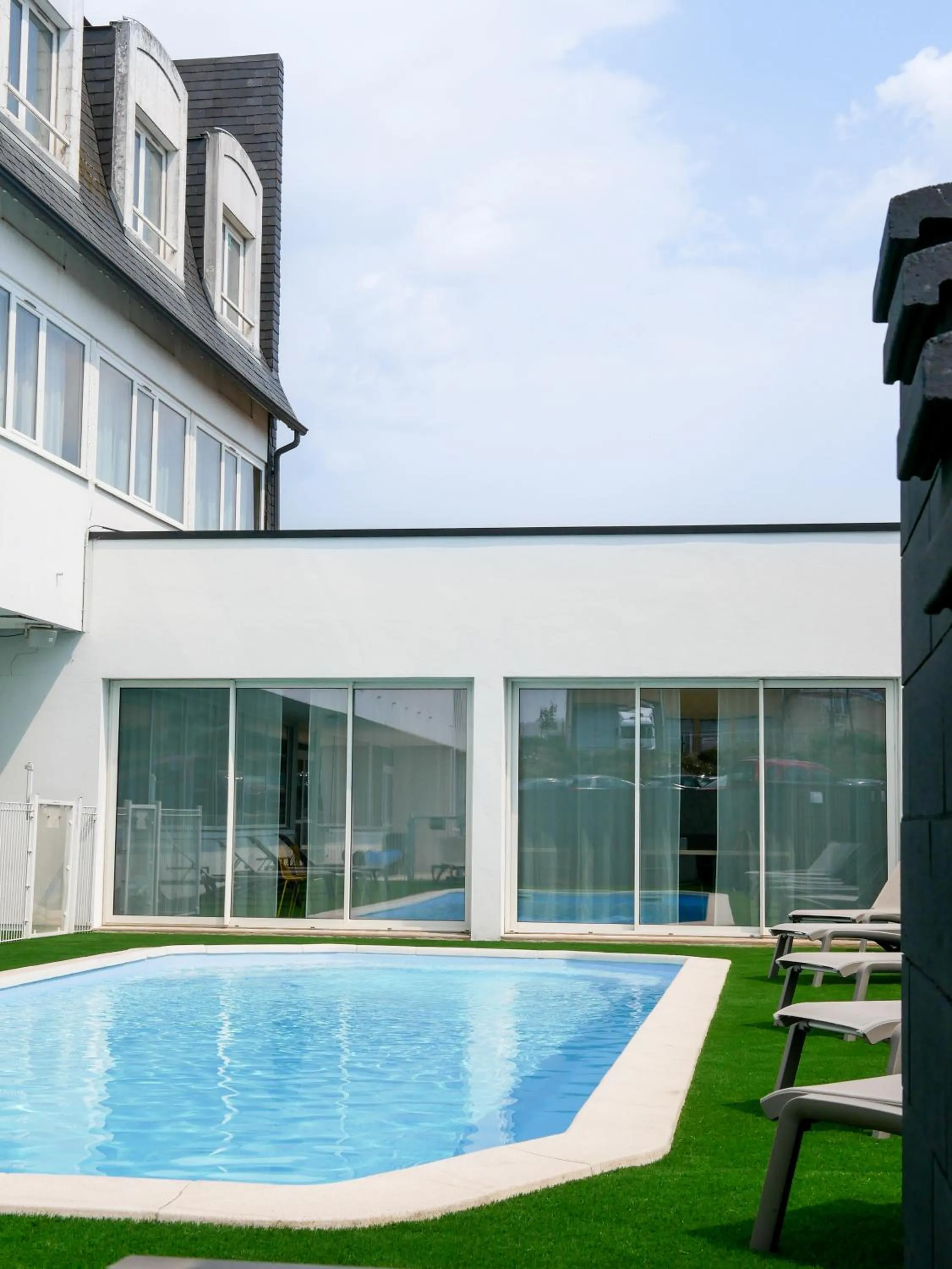 Swimming pool in ibis Styles Poitiers Nord