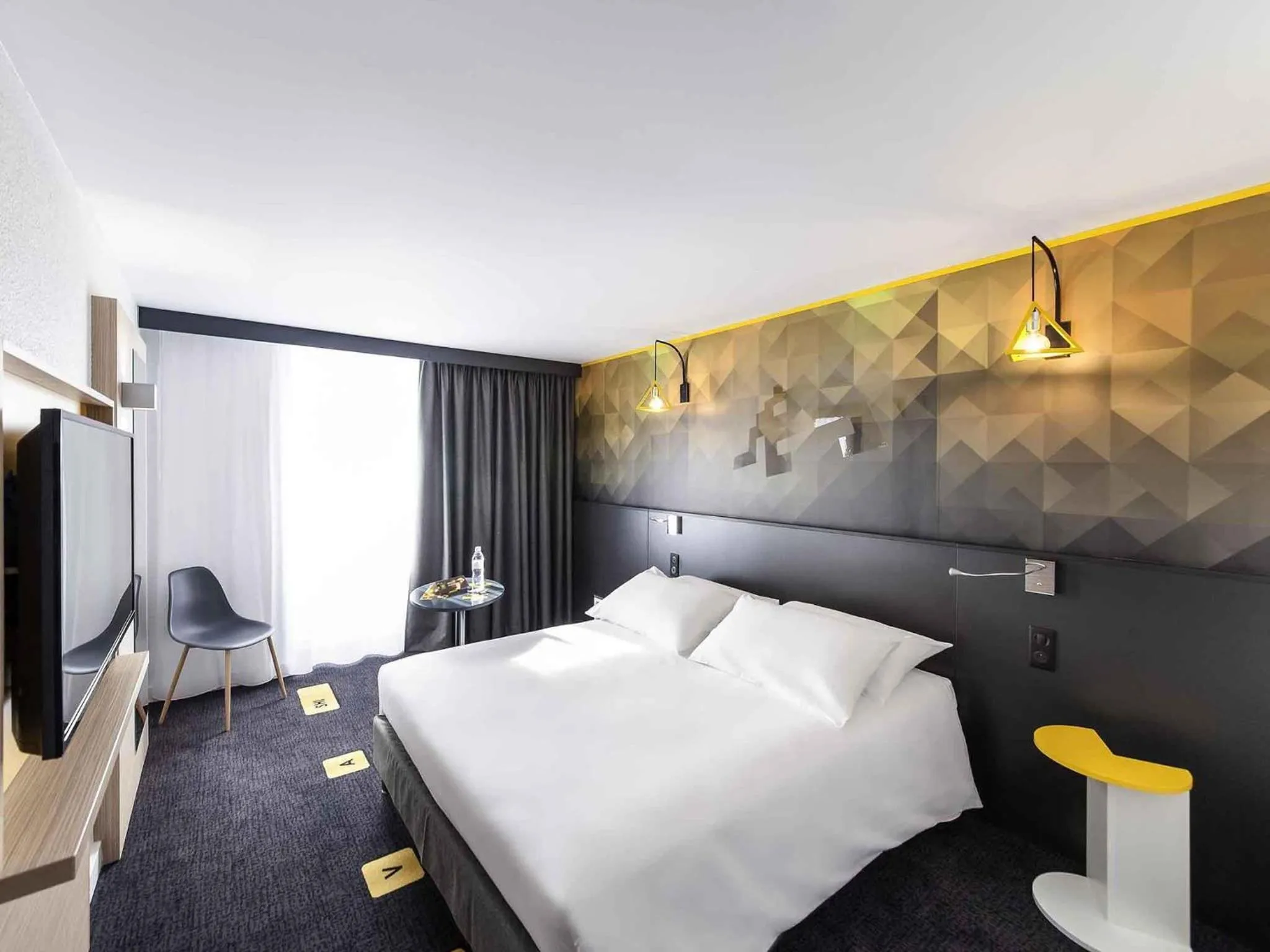 Bedroom, Bed in ibis Styles Poitiers Nord