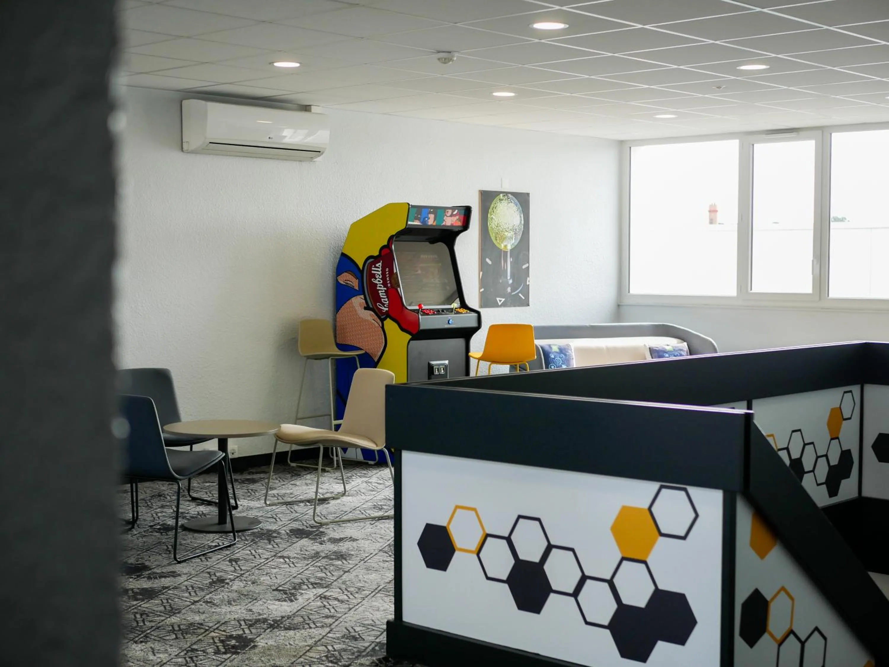 Communal lounge/ TV room in ibis Styles Poitiers Nord